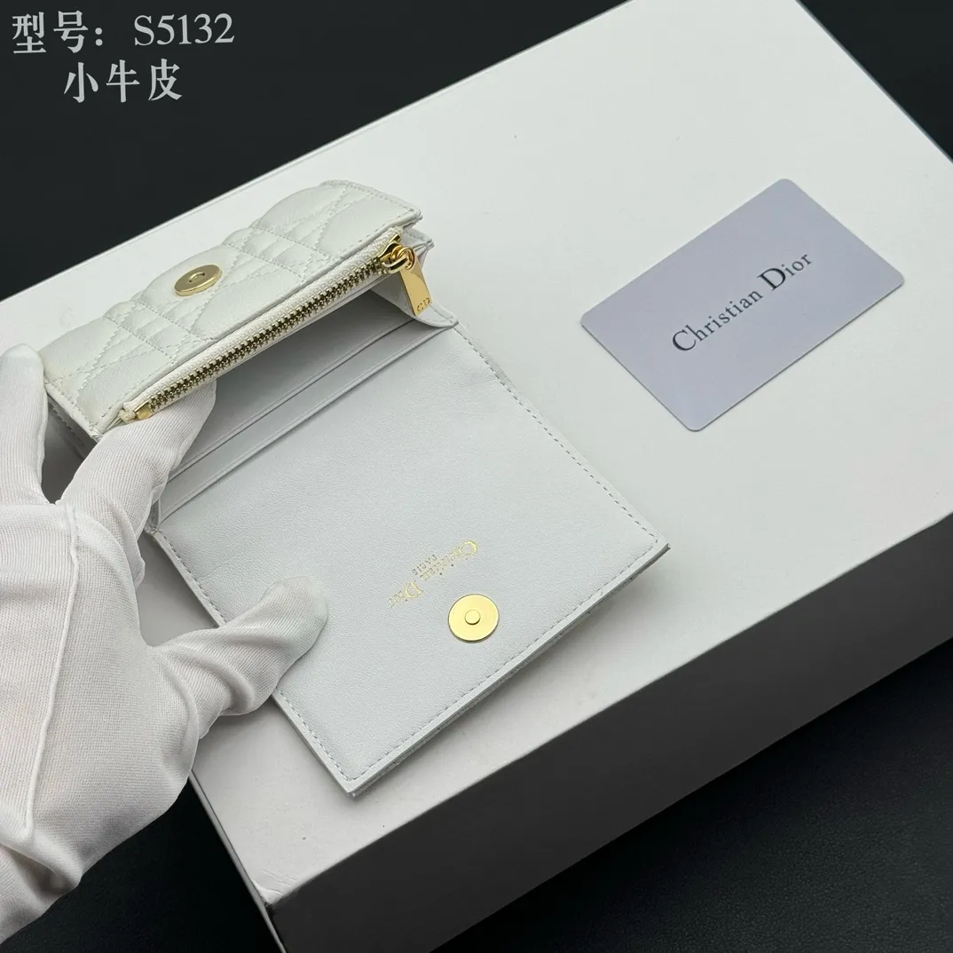 💰150 💎Top quality white# 2024 spring and summer women's card holder This Dior Caro card holder is elegant and practical. Carefully crafted from soft cow leather, it is decorated with cannage pattern topstitching and a CD logo on the front to enhance the style. Elegant and sophisticated. Compact and practical, the 30 Montaigne Glycine Wallet is unique and can store a variety of daily necessities. It is suitable for various occasions and can be paired with its 30Montaigne pieces. Decorated with CD logo on the front, 2 card slots, 1 zipper compartment, 1 spacious internal compartment Spring/Summer 2024 Brand: Dior Dior Size: 11x7.5x2.5cm Model: S5132UWHC