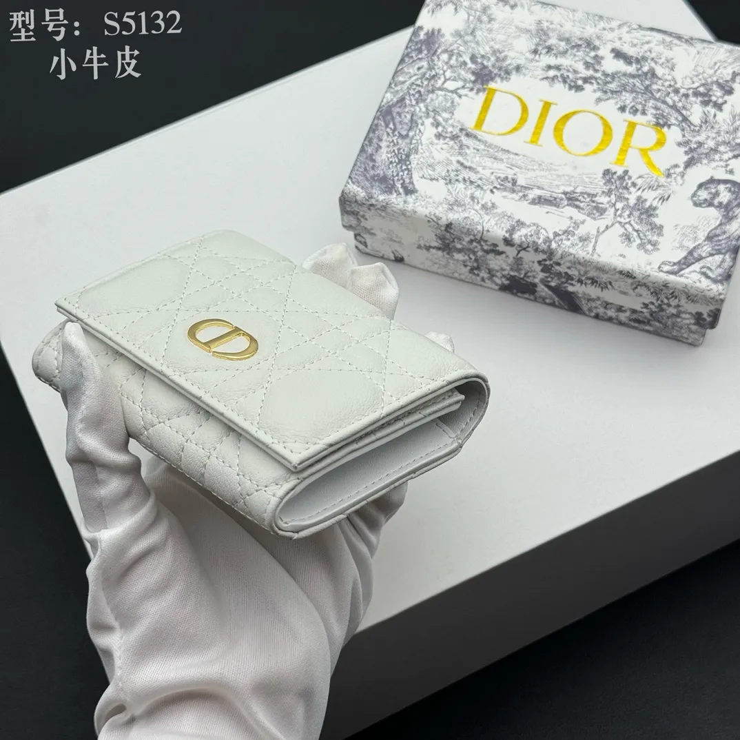 💰150 💎Top quality white# 2024 spring and summer women's card holder This Dior Caro card holder is elegant and practical. Carefully crafted from soft cow leather, it is decorated with cannage pattern topstitching and a CD logo on the front to enhance the style. Elegant and sophisticated. Compact and practical, the 30 Montaigne Glycine Wallet is unique and can store a variety of daily necessities. It is suitable for various occasions and can be paired with its 30Montaigne pieces. Decorated with CD logo on the front, 2 card slots, 1 zipper compartment, 1 spacious internal compartment Spring/Summer 2024 Brand: Dior Dior Size: 11x7.5x2.5cm Model: S5132UWHC