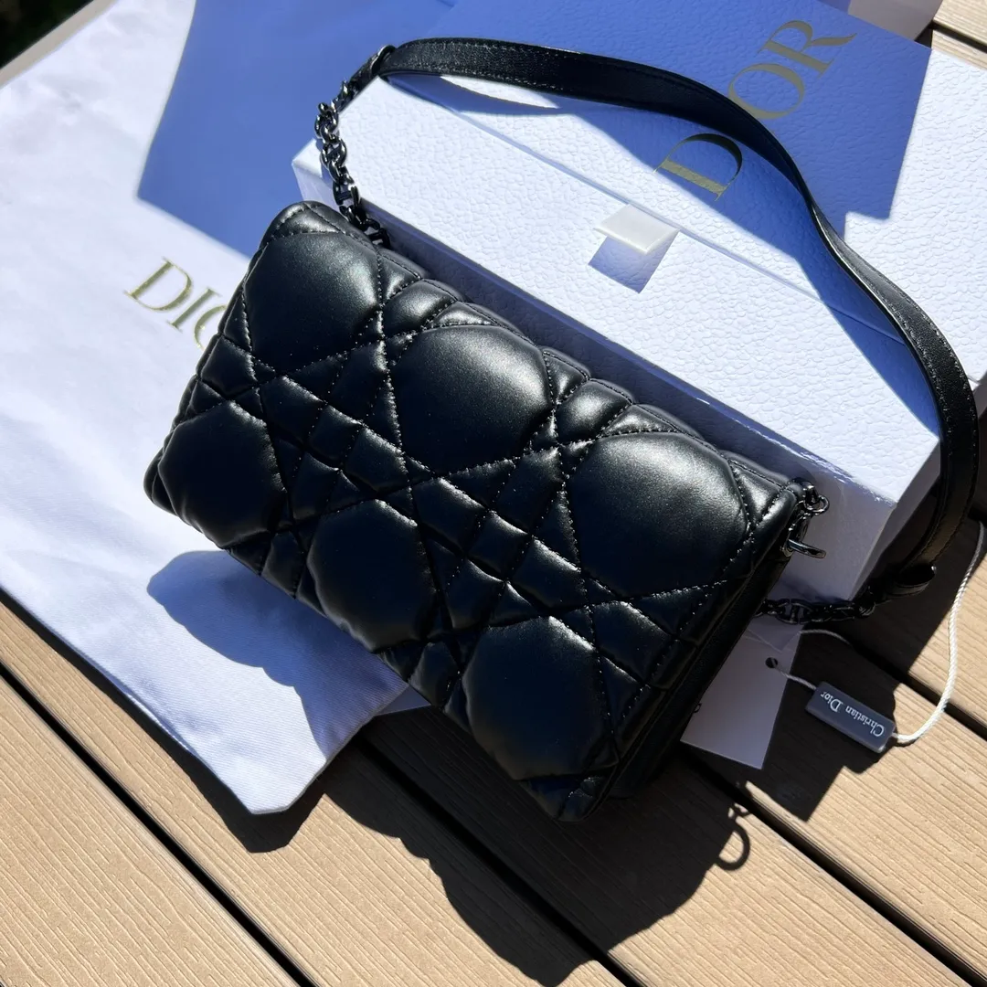 ❗️❗️❗️Free shipping with SF Express for year-end events❗️❗️❗️💰1760 Size: 19.5×11×6.5cm Dior overseas channel resources exclusively offer Caro chain handbags❗️This season’s new Dior Caro chain handbags demonstrate the spirit of dior haute couture with practical design. Crafted from cream-black cow leather, it's decorated with a distinctive oversized cannage pattern with a quilted effect. The flap is embellished with an antique gold-finish metal "CD" logo, and interior compartments hold a variety of daily essentials. The detachable leather and CD link shoulder strap can be wrapped around the flap, and the detachable chain-stitched leather shoulder strap makes it easy to carry by hand, shoulder or cross-body, making it an ideal everyday piece.