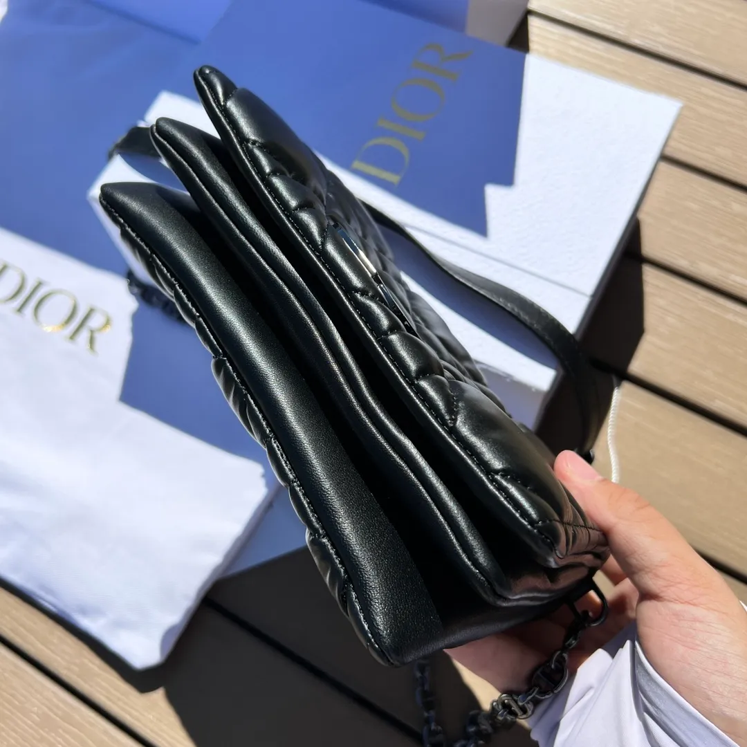 ❗️❗️❗️Free shipping with SF Express for year-end events❗️❗️❗️💰1760 Size: 19.5×11×6.5cm Dior overseas channel resources exclusively offer Caro chain handbags❗️This season’s new Dior Caro chain handbags demonstrate the spirit of dior haute couture with practical design. Crafted from cream-black cow leather, it's decorated with a distinctive oversized cannage pattern with a quilted effect. The flap is embellished with an antique gold-finish metal "CD" logo, and interior compartments hold a variety of daily essentials. The detachable leather and CD link shoulder strap can be wrapped around the flap, and the detachable chain-stitched leather shoulder strap makes it easy to carry by hand, shoulder or cross-body, making it an ideal everyday piece.