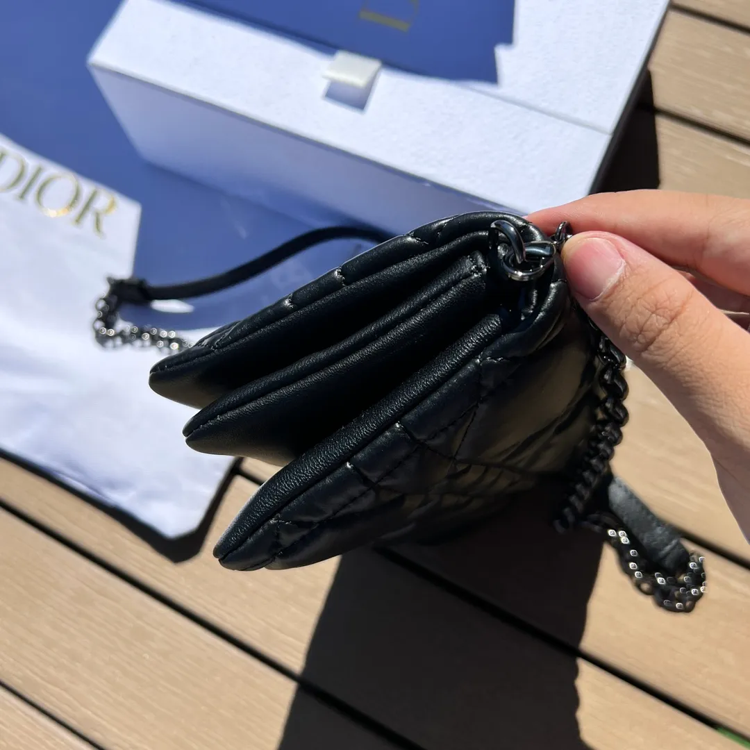 ❗️❗️❗️Free shipping with SF Express for year-end events❗️❗️❗️💰1760 Size: 19.5×11×6.5cm Dior overseas channel resources exclusively offer Caro chain handbags❗️This season’s new Dior Caro chain handbags demonstrate the spirit of dior haute couture with practical design. Crafted from cream-black cow leather, it's decorated with a distinctive oversized cannage pattern with a quilted effect. The flap is embellished with an antique gold-finish metal "CD" logo, and interior compartments hold a variety of daily essentials. The detachable leather and CD link shoulder strap can be wrapped around the flap, and the detachable chain-stitched leather shoulder strap makes it easy to carry by hand, shoulder or cross-body, making it an ideal everyday piece.