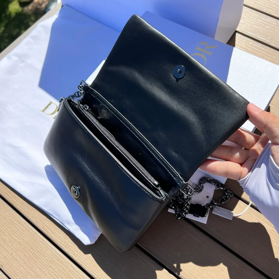 ❗️❗️❗️Free shipping with SF Express for year-end events❗️❗️❗️💰1760 Size: 19.5×11×6.5cm Dior overseas channel resources exclusively offer Caro chain handbags❗️This season’s new Dior Caro chain handbags demonstrate the spirit of dior haute couture with practical design. Crafted from cream-black cow leather, it's decorated with a distinctive oversized cannage pattern with a quilted effect. The flap is embellished with an antique gold-finish metal "CD" logo, and interior compartments hold a variety of daily essentials. The detachable leather and CD link shoulder strap can be wrapped around the flap, and the detachable chain-stitched leather shoulder strap makes it easy to carry by hand, shoulder or cross-body, making it an ideal everyday piece.