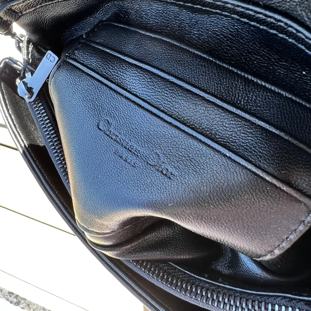 ❗️❗️❗️Free shipping with SF Express for year-end events❗️❗️❗️💰1760 Size: 19.5×11×6.5cm Dior overseas channel resources exclusively offer Caro chain handbags❗️This season’s new Dior Caro chain handbags demonstrate the spirit of dior haute couture with practical design. Crafted from cream-black cow leather, it's decorated with a distinctive oversized cannage pattern with a quilted effect. The flap is embellished with an antique gold-finish metal "CD" logo, and interior compartments hold a variety of daily essentials. The detachable leather and CD link shoulder strap can be wrapped around the flap, and the detachable chain-stitched leather shoulder strap makes it easy to carry by hand, shoulder or cross-body, making it an ideal everyday piece.