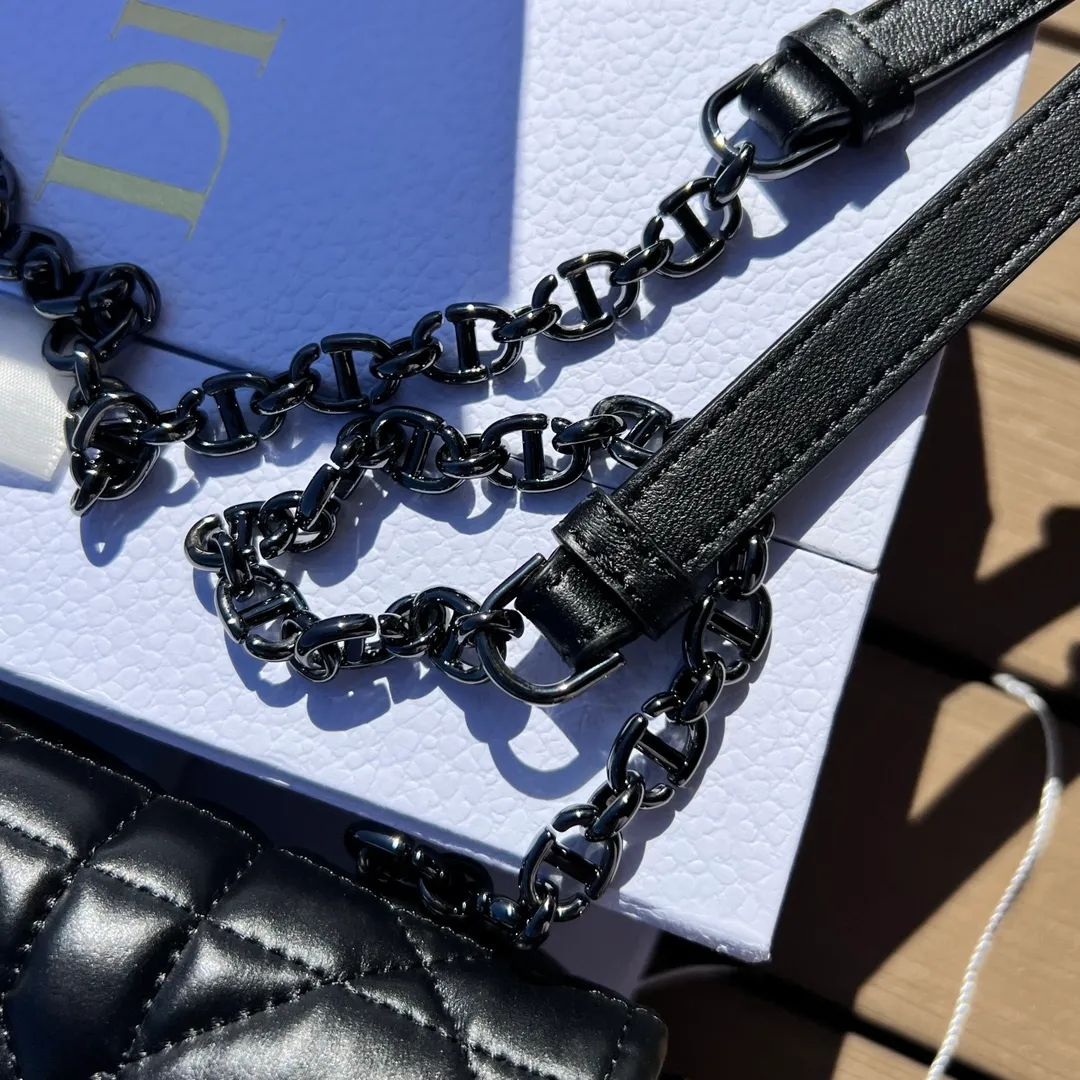❗️❗️❗️Free shipping with SF Express for year-end events❗️❗️❗️💰1760 Size: 19.5×11×6.5cm Dior overseas channel resources exclusively offer Caro chain handbags❗️This season’s new Dior Caro chain handbags demonstrate the spirit of dior haute couture with practical design. Crafted from cream-black cow leather, it's decorated with a distinctive oversized cannage pattern with a quilted effect. The flap is embellished with an antique gold-finish metal "CD" logo, and interior compartments hold a variety of daily essentials. The detachable leather and CD link shoulder strap can be wrapped around the flap, and the detachable chain-stitched leather shoulder strap makes it easy to carry by hand, shoulder or cross-body, making it an ideal everyday piece.