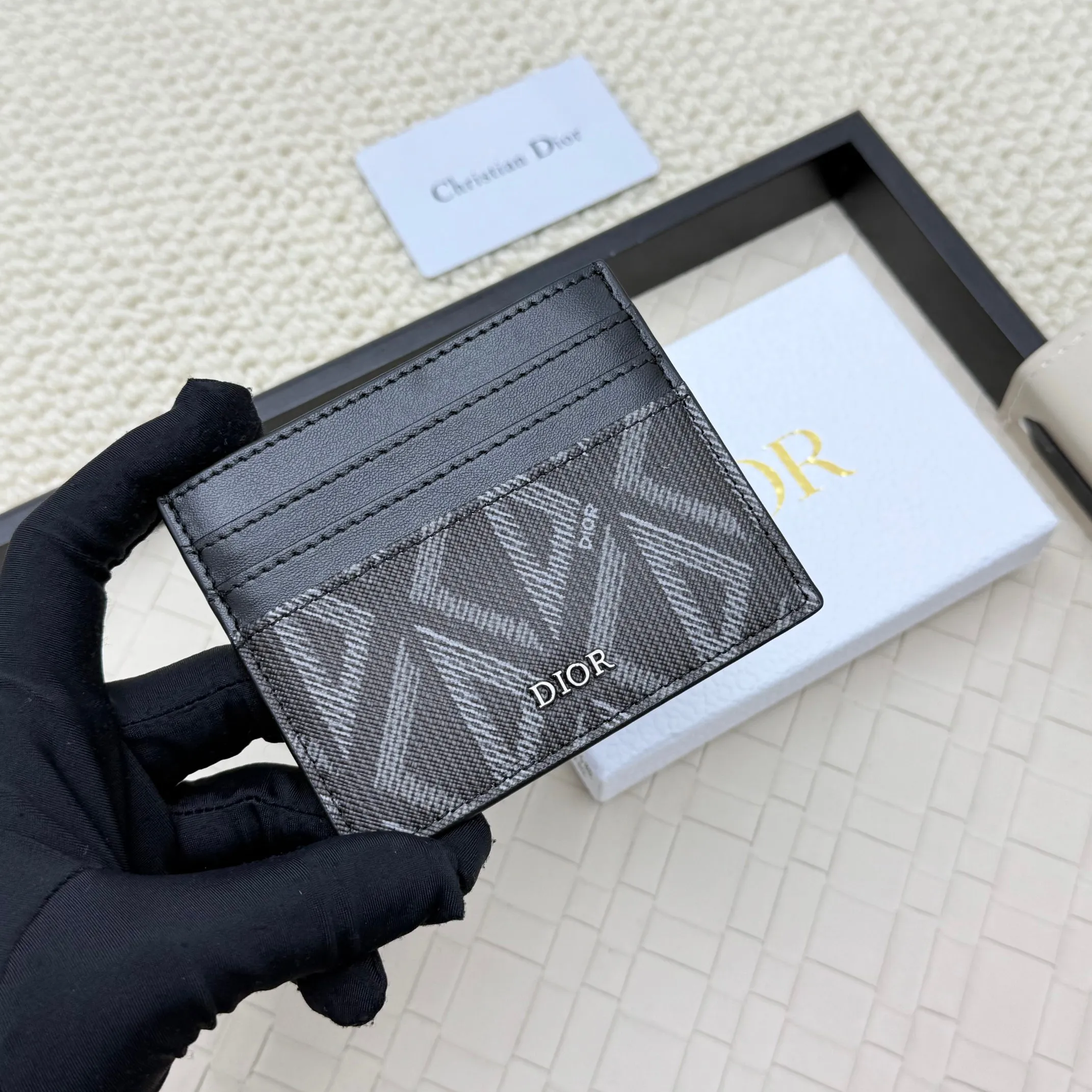 💰100 old flower material Dior card holder is elegant and refined😍 Men's is carefully made of cowhide [strong]. There are 3 card slots on each side and 1 card slot on the top, which is exquisite and exquisite in shape. Style number: CH135 Size: 10*8cm