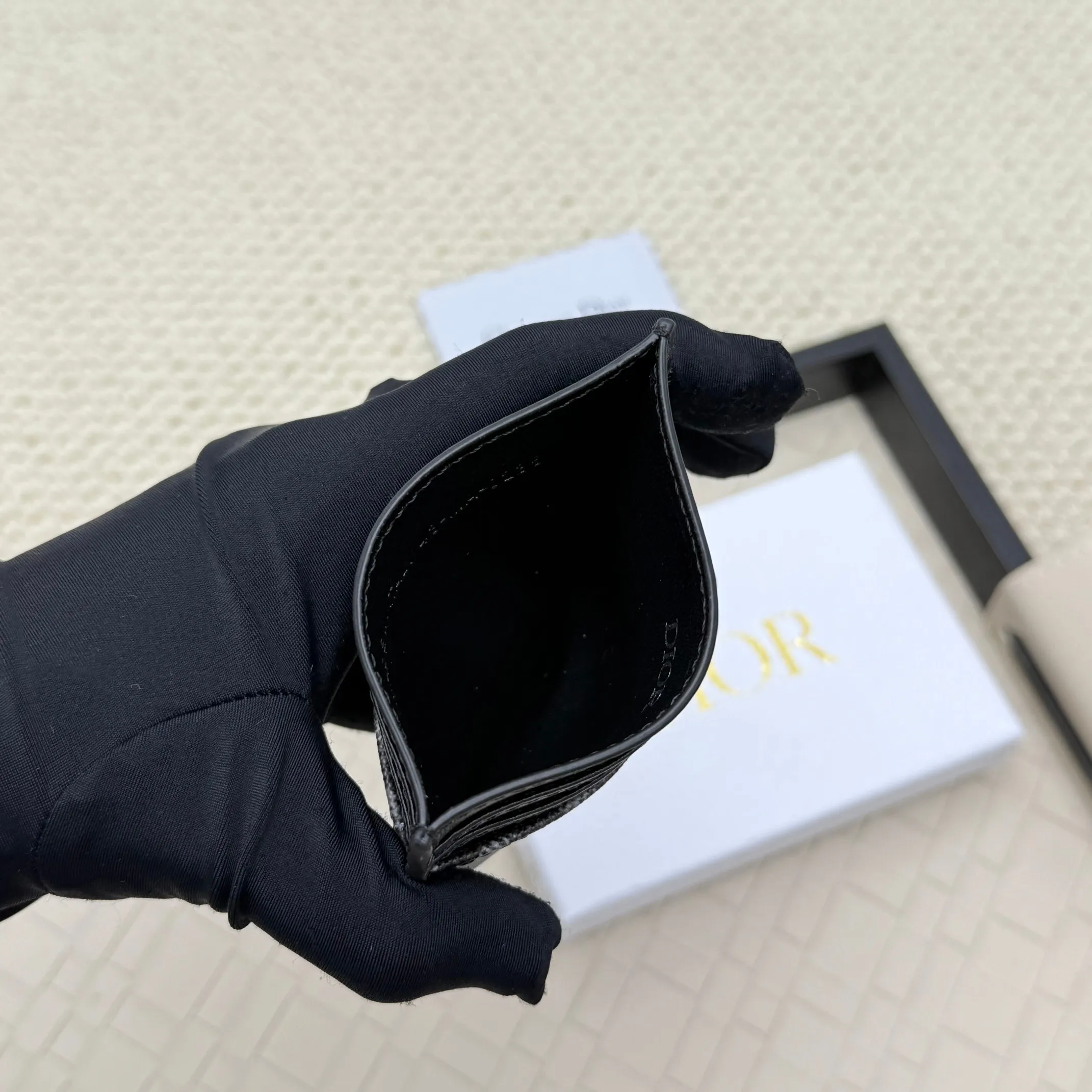 💰100 old flower material Dior card holder is elegant and refined😍 Men's is carefully made of cowhide [strong]. There are 3 card slots on each side and 1 card slot on the top, which is exquisite and exquisite in shape. Style number: CH135 Size: 10*8cm