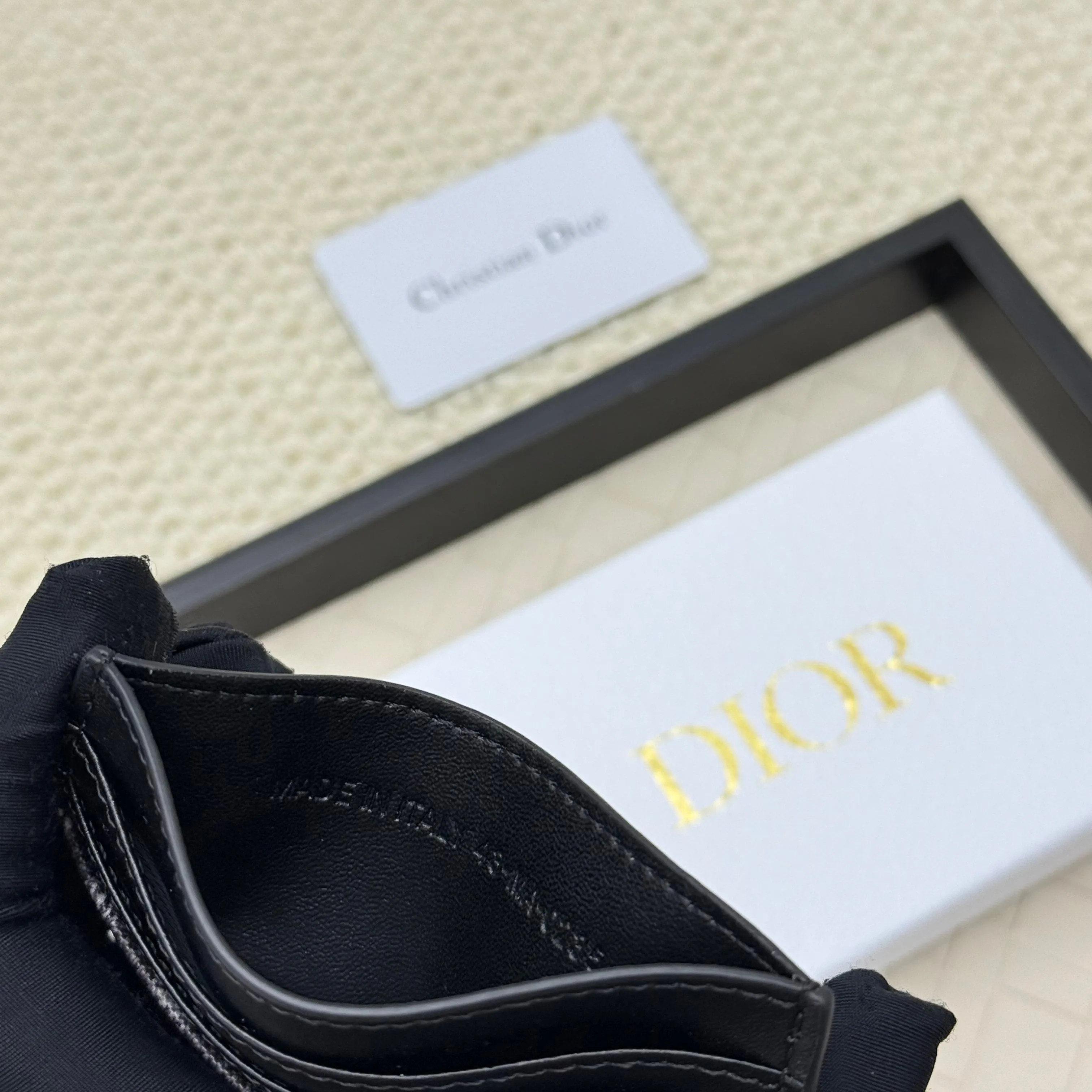 💰100 old flower material Dior card holder is elegant and refined😍 Men's is carefully made of cowhide [strong]. There are 3 card slots on each side and 1 card slot on the top, which is exquisite and exquisite in shape. Style number: CH135 Size: 10*8cm