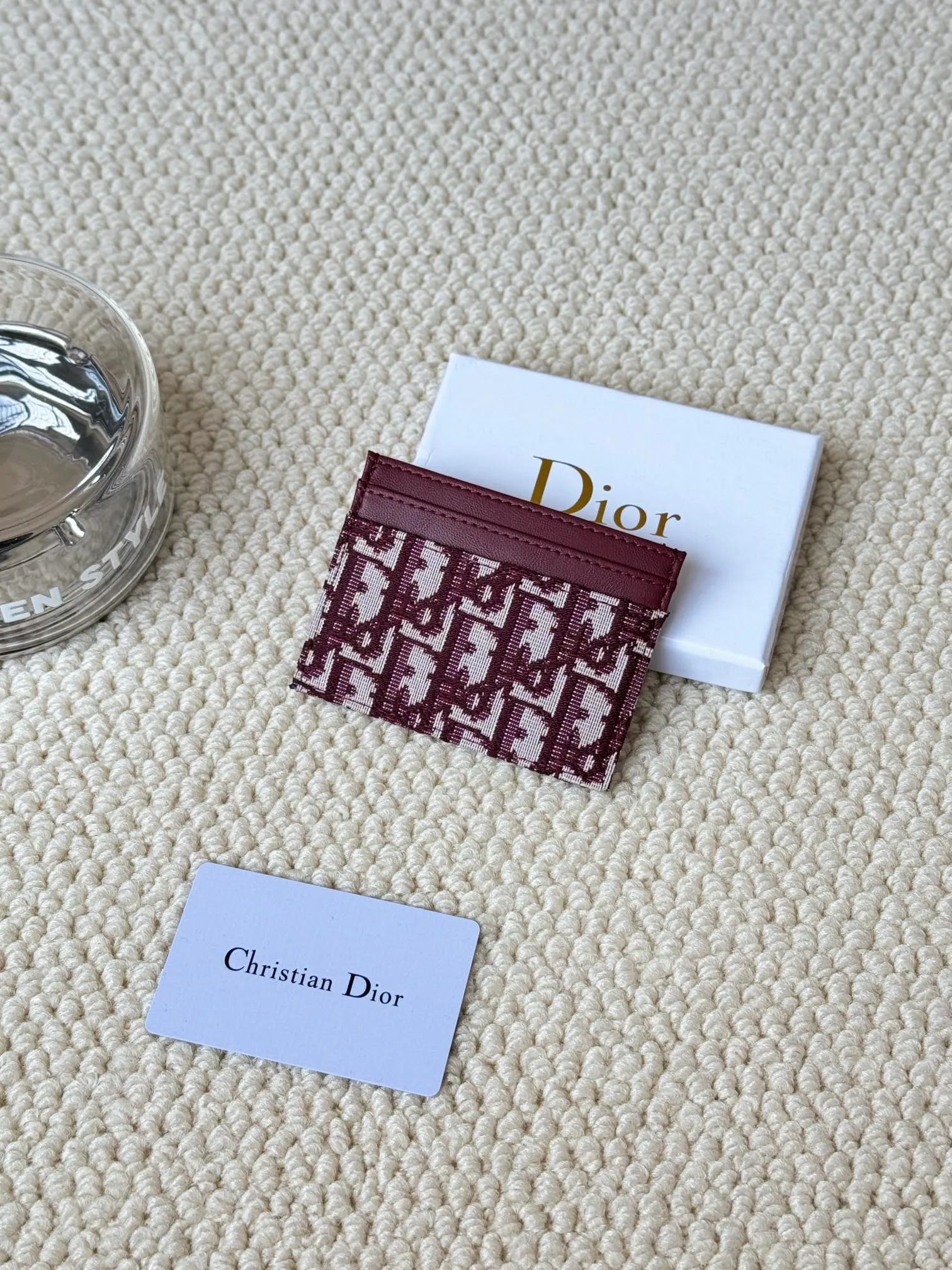 💰100 dior's card holder -30 Montaigne card holder is exquisite and elegant. Made of blue jacquard fabric, detailed with Oblique print and CD logo on the front. Practical and compact, it can store small daily necessities and can be easily put into various handbags. CD logo on front 2 card slots 1 patch pocket Number: S2152 Dimensions: 10 x 7.5 x 0.5 cm