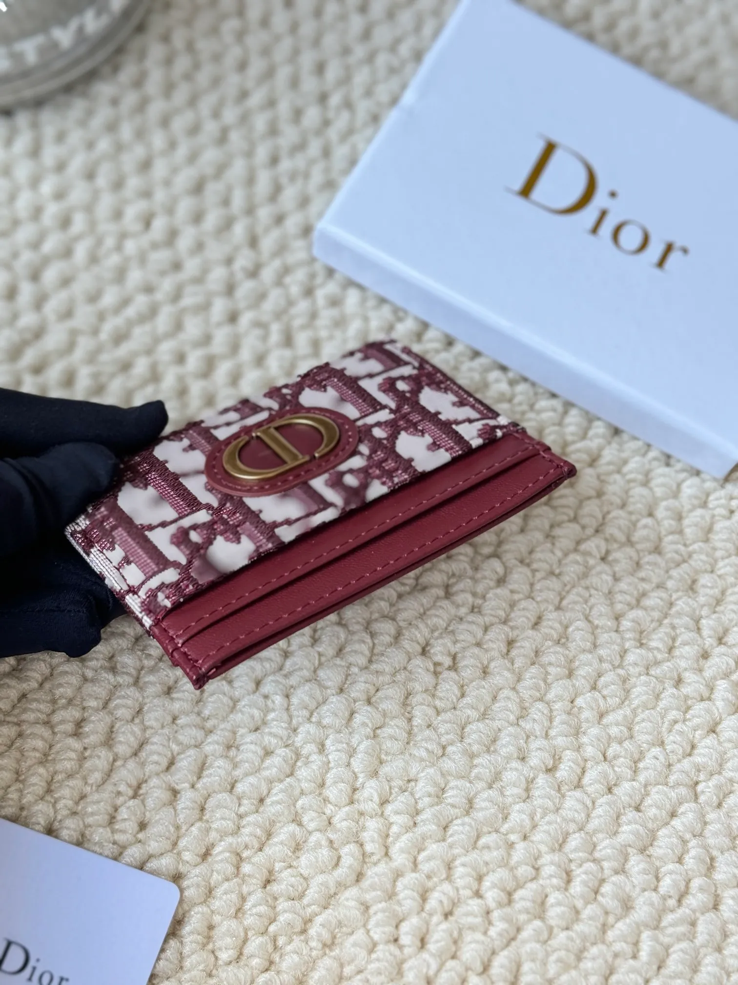 💰100 dior's card holder -30 Montaigne card holder is exquisite and elegant. Made of blue jacquard fabric, detailed with Oblique print and CD logo on the front. Practical and compact, it can store small daily necessities and can be easily put into various handbags. CD logo on front 2 card slots 1 patch pocket Number: S2152 Dimensions: 10 x 7.5 x 0.5 cm