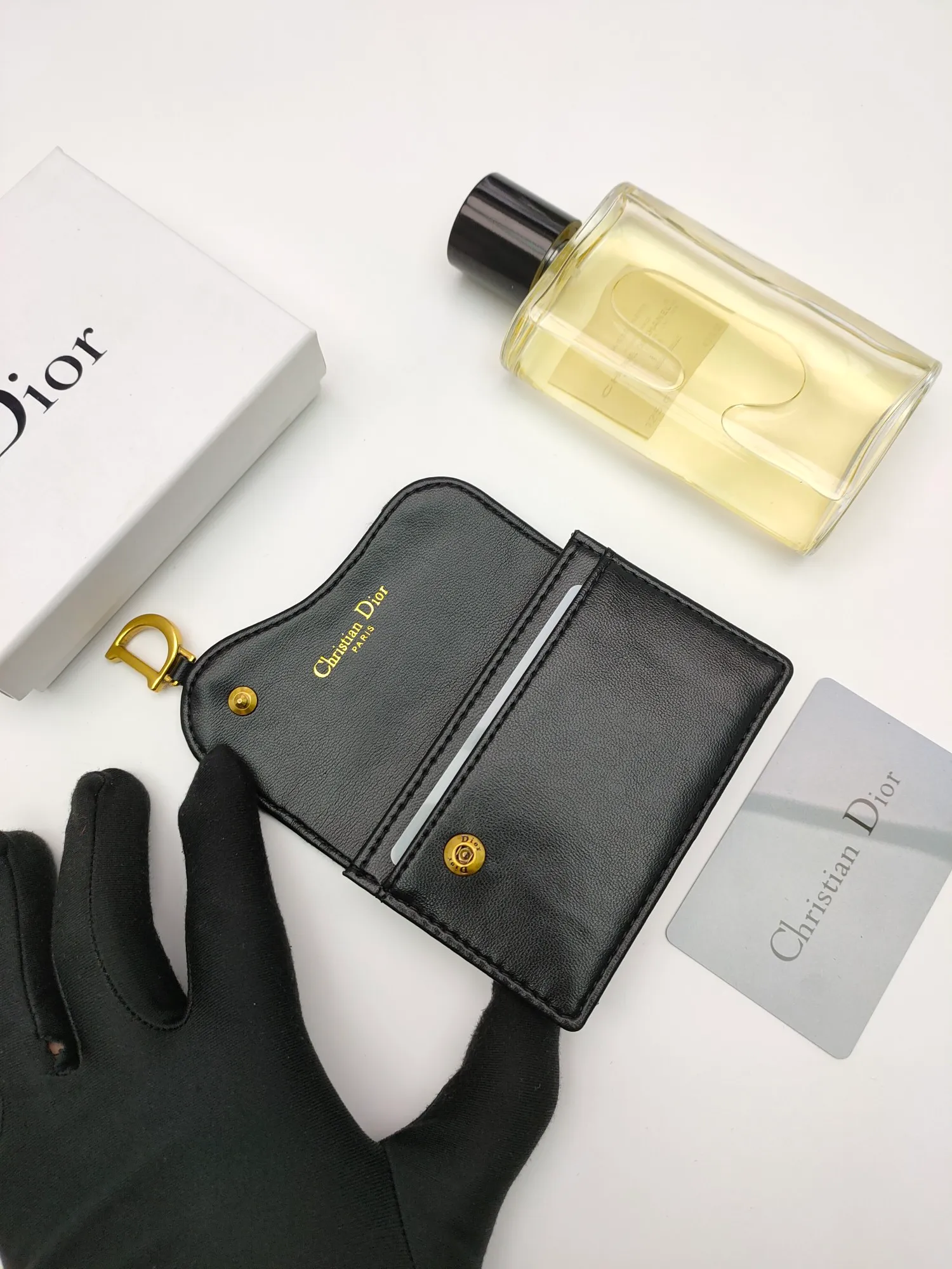 ￥110🌹This Dior saddle flip card holder is practical and compact👍🏻It can replace the traditional saddle wallet🎉Made of Dior Oblique printed fabric with sheepskin. It is made with exquisite craftsmanship and is durable❤️It has a spacious main compartment with 2 patch pockets and 2 card slots, which can store cash, bills and cards. Can be paired with other pieces from the saddle collection for an elegant look. Style number: S5611 Size: 11*7.5*2.5cm