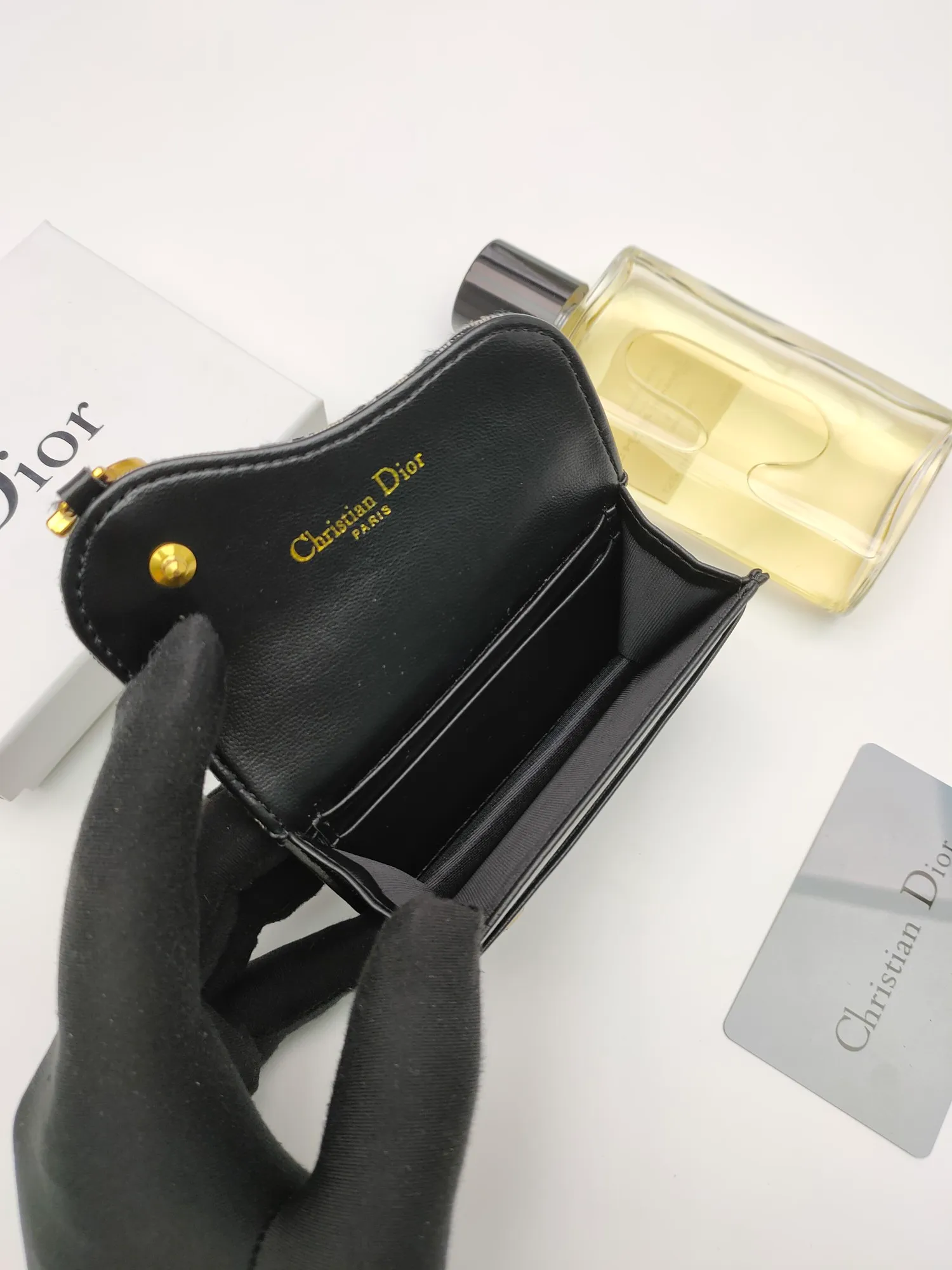 ￥110🌹This Dior saddle flip card holder is practical and compact👍🏻It can replace the traditional saddle wallet🎉Made of Dior Oblique printed fabric with sheepskin. It is made with exquisite craftsmanship and is durable❤️It has a spacious main compartment with 2 patch pockets and 2 card slots, which can store cash, bills and cards. Can be paired with other pieces from the saddle collection for an elegant look. Style number: S5611 Size: 11*7.5*2.5cm