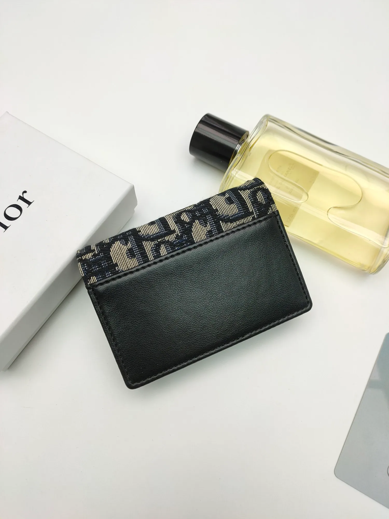 ￥110🌹This Dior saddle flip card holder is practical and compact👍🏻It can replace the traditional saddle wallet🎉Made of Dior Oblique printed fabric with sheepskin. It is made with exquisite craftsmanship and is durable❤️It has a spacious main compartment with 2 patch pockets and 2 card slots, which can store cash, bills and cards. Can be paired with other pieces from the saddle collection for an elegant look. Style number: S5611 Size: 11*7.5*2.5cm