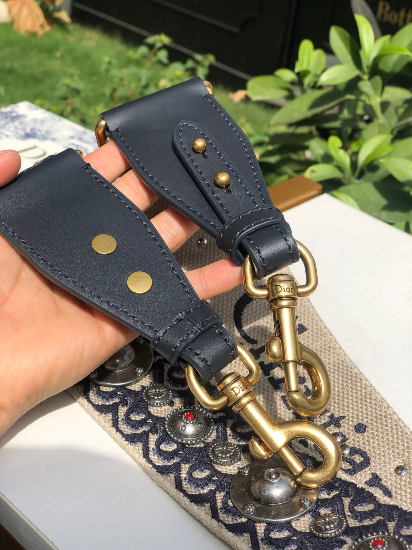 ❗️❗️❗️Free SF shipping for year-end events❗️❗️❗️💰700 Size: 95 cm x 5 cm Dio*r Roman wide shoulder strap! ! Original factory channels! There is no difference between it and the one on sale at the counter for ¥24,000. Feel free to go to the counter to compare! This embroidered shoulder strap is a unique accessory, enhanced by a blue Oblique print with a silver-tone metal badge and "Christian Dior" signature embroidery on the other side. Comes with vintage gold metal hooks on both ends! ! It can be matched with any Dior handbag, and it can also be matched with other handbags! It can add artistic characteristics to every bag and express an extraordinary aura! !