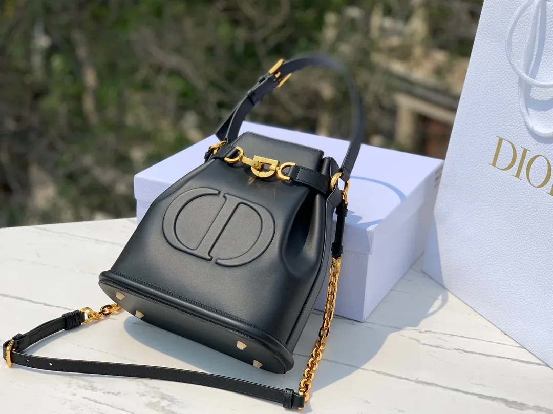 Top upgraded version 💰1800 Size: 24×10×24.5cm Hong Kong channel order! The Dior CEST all-leather bucket bag has a really special design, a little cool and a little sweet! At first glance, you will immediately be caught by its print: the overlapping CD letters are very eye-catching. It is made of calfskin, which feels soft and delicate, and has a moist luster, without losing the elegant texture! The "dior" letters on the pocket are very delicately engraved, and it looks very high-end and elegant. Looking at the size of the bag, it is large enough and has internal layers to ensure storage of personal belongings without appearing too bulky. The detailed design is simple and orderly, which is very suitable for friends with obsessive-compulsive disorder!