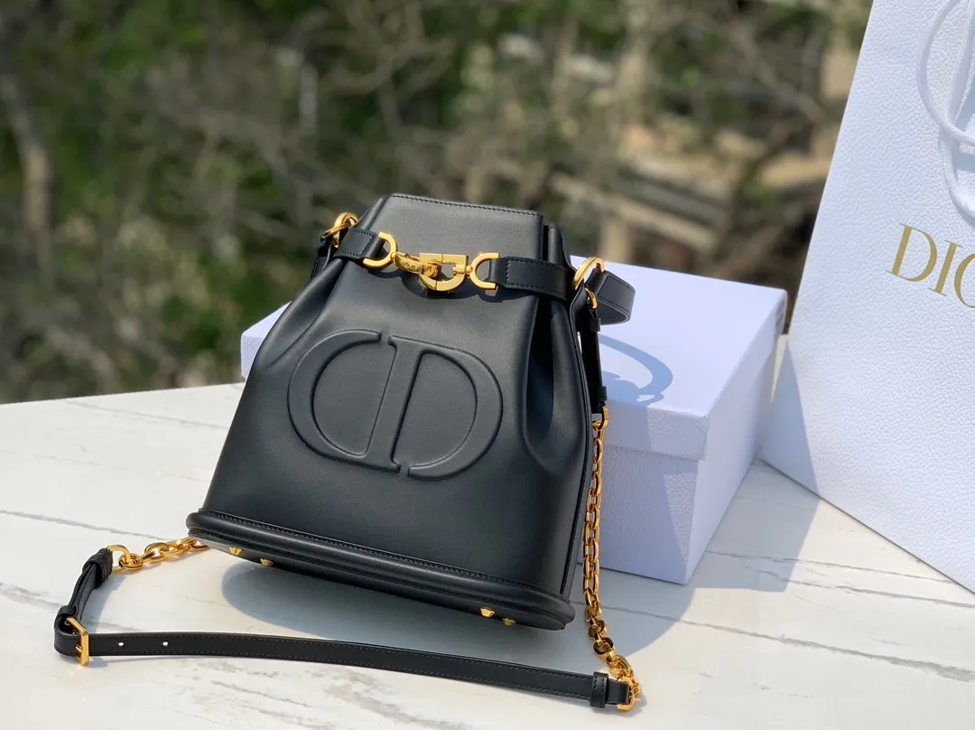 Top upgraded version 💰1800 Size: 24×10×24.5cm Hong Kong channel order! The Dior CEST all-leather bucket bag has a really special design, a little cool and a little sweet! At first glance, you will immediately be caught by its print: the overlapping CD letters are very eye-catching. It is made of calfskin, which feels soft and delicate, and has a moist luster, without losing the elegant texture! The "dior" letters on the pocket are very delicately engraved, and it looks very high-end and elegant. Looking at the size of the bag, it is large enough and has internal layers to ensure storage of personal belongings without appearing too bulky. The detailed design is simple and orderly, which is very suitable for friends with obsessive-compulsive disorder!