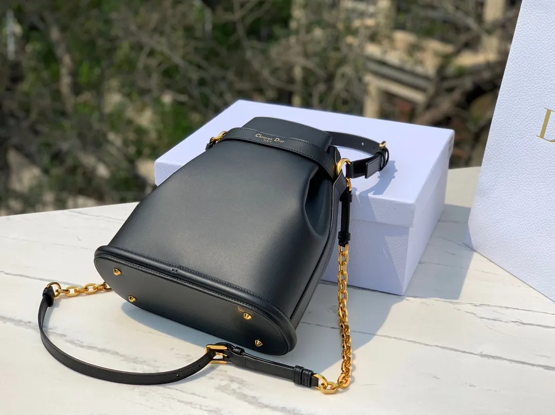 Top upgraded version 💰1800 Size: 24×10×24.5cm Hong Kong channel order! The Dior CEST all-leather bucket bag has a really special design, a little cool and a little sweet! At first glance, you will immediately be caught by its print: the overlapping CD letters are very eye-catching. It is made of calfskin, which feels soft and delicate, and has a moist luster, without losing the elegant texture! The "dior" letters on the pocket are very delicately engraved, and it looks very high-end and elegant. Looking at the size of the bag, it is large enough and has internal layers to ensure storage of personal belongings without appearing too bulky. The detailed design is simple and orderly, which is very suitable for friends with obsessive-compulsive disorder!