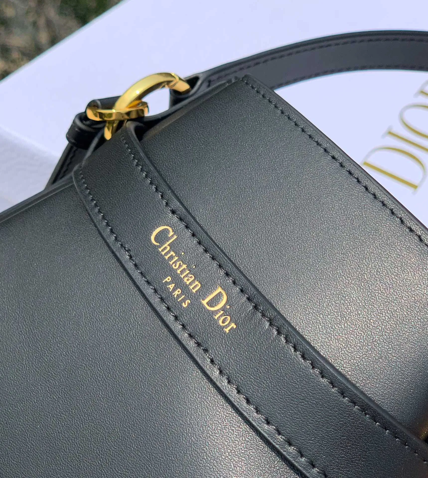 Top upgraded version 💰1800 Size: 24×10×24.5cm Hong Kong channel order! The Dior CEST all-leather bucket bag has a really special design, a little cool and a little sweet! At first glance, you will immediately be caught by its print: the overlapping CD letters are very eye-catching. It is made of calfskin, which feels soft and delicate, and has a moist luster, without losing the elegant texture! The "dior" letters on the pocket are very delicately engraved, and it looks very high-end and elegant. Looking at the size of the bag, it is large enough and has internal layers to ensure storage of personal belongings without appearing too bulky. The detailed design is simple and orderly, which is very suitable for friends with obsessive-compulsive disorder!