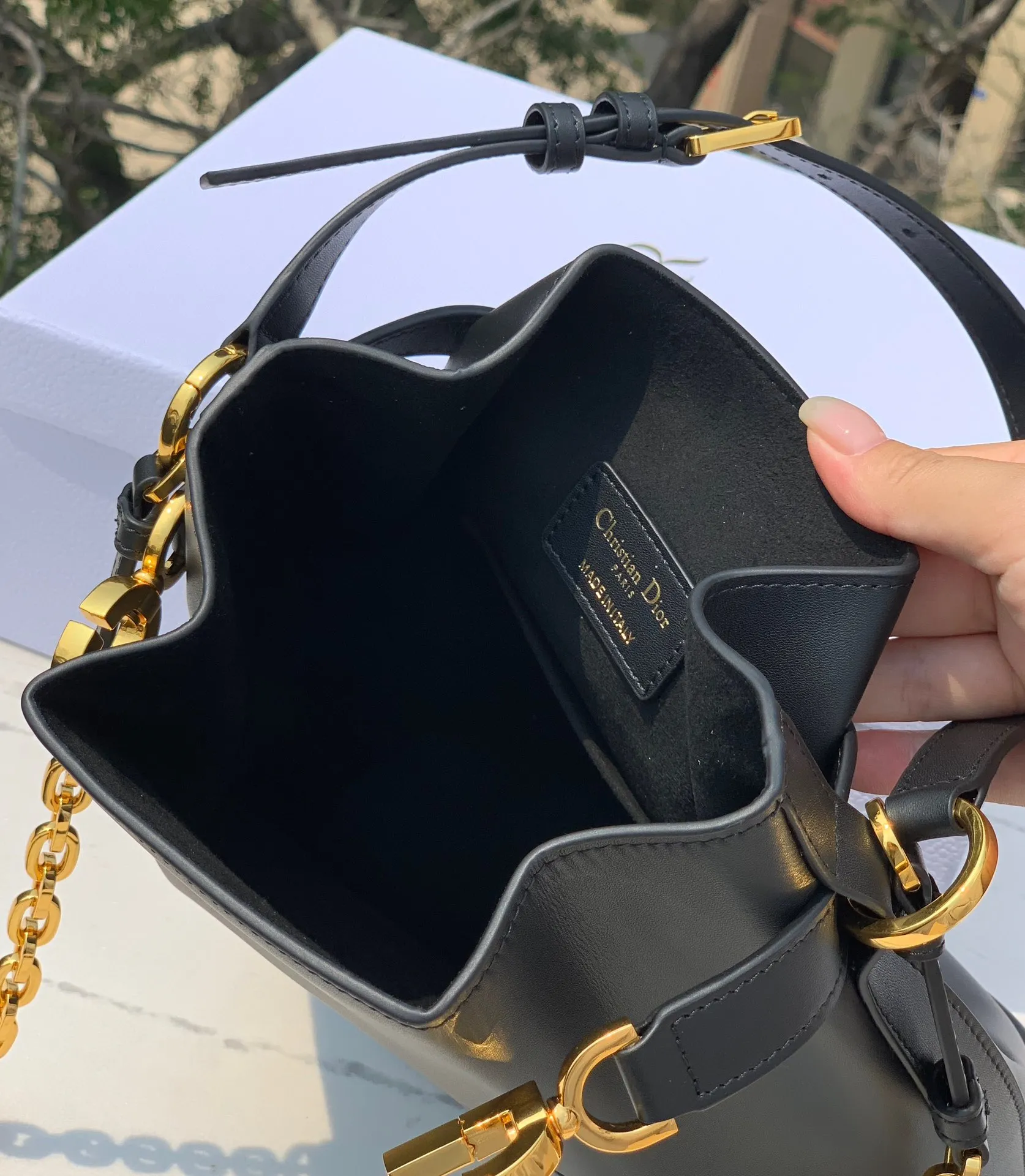 Top upgraded version 💰1800 Size: 24×10×24.5cm Hong Kong channel order! The Dior CEST all-leather bucket bag has a really special design, a little cool and a little sweet! At first glance, you will immediately be caught by its print: the overlapping CD letters are very eye-catching. It is made of calfskin, which feels soft and delicate, and has a moist luster, without losing the elegant texture! The "dior" letters on the pocket are very delicately engraved, and it looks very high-end and elegant. Looking at the size of the bag, it is large enough and has internal layers to ensure storage of personal belongings without appearing too bulky. The detailed design is simple and orderly, which is very suitable for friends with obsessive-compulsive disorder!