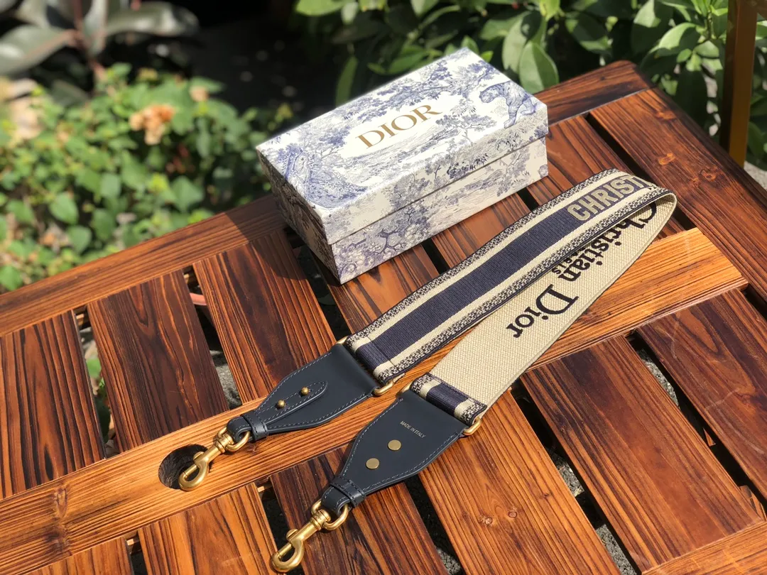 Top upgraded version 💰600 Size: 95 cm x 6 cm DIOR* classic blue logo shoulder strap! ! Original factory channels! Imported matte cotton thread embroidery, imported pure copper hardware, handmade craftsmanship! A shoulder strap can sell for nearly RMB 10,000. It is of counter quality and is still valuable even if you sell it second-hand! DIO*R's embroidered shoulder strap is a unique accessory, featuring the "Christian Dior" signature in the center and black cowhide leather outlines on the sides. Comes with vintage gold metal hooks on both ends! ! Not only can it be matched with any DIOR handbag to show your individual style! It can also be paired with other handbags! It can add artistic characteristics to every bag and express an extraordinary aura! !