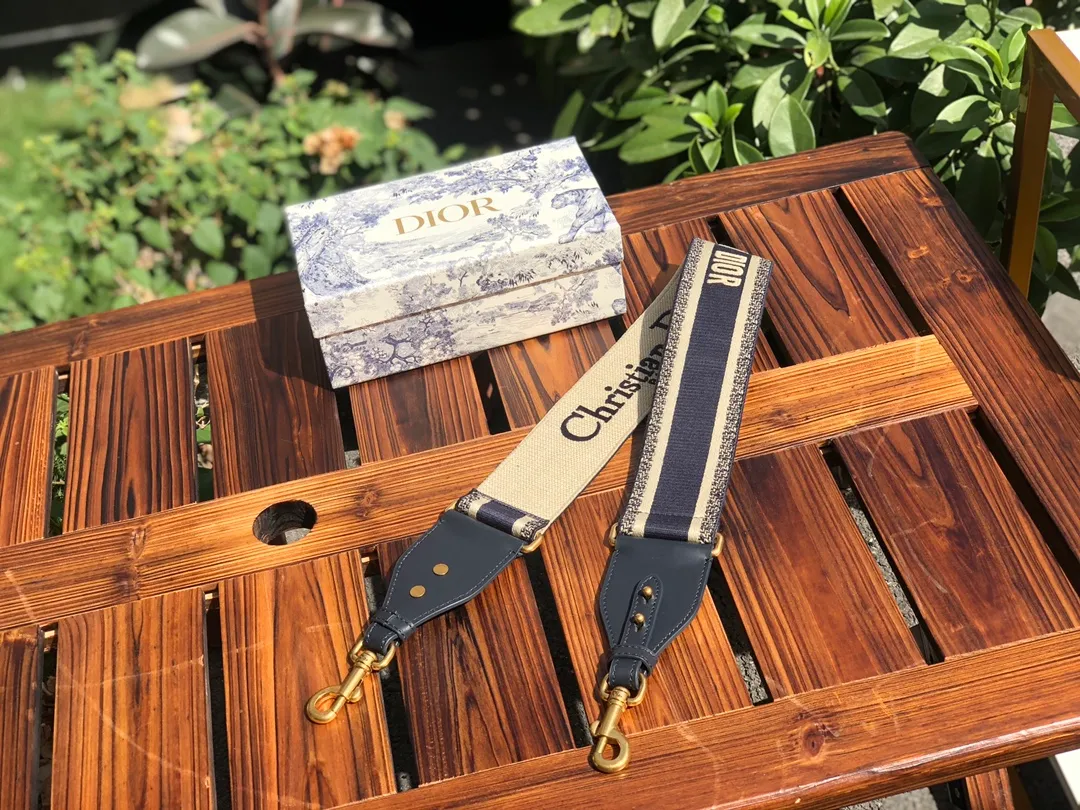 Top upgraded version 💰600 Size: 95 cm x 6 cm DIOR* classic blue logo shoulder strap! ! Original factory channels! Imported matte cotton thread embroidery, imported pure copper hardware, handmade craftsmanship! A shoulder strap can sell for nearly RMB 10,000. It is of counter quality and is still valuable even if you sell it second-hand! DIO*R's embroidered shoulder strap is a unique accessory, featuring the "Christian Dior" signature in the center and black cowhide leather outlines on the sides. Comes with vintage gold metal hooks on both ends! ! Not only can it be matched with any DIOR handbag to show your individual style! It can also be paired with other handbags! It can add artistic characteristics to every bag and express an extraordinary aura! !