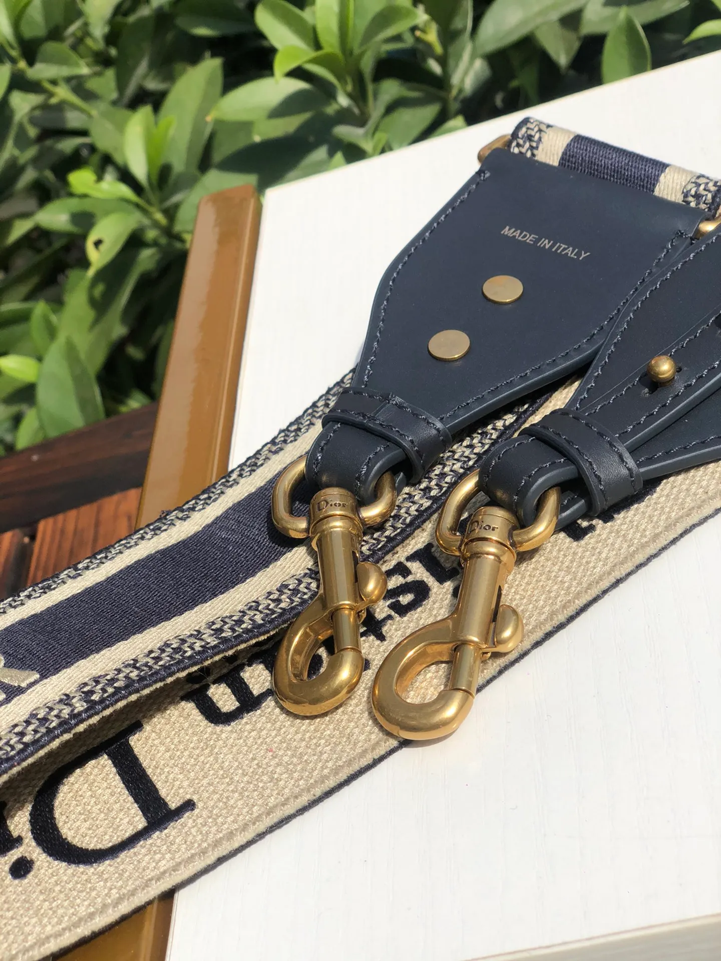 Top upgraded version 💰600 Size: 95 cm x 6 cm DIOR* classic blue logo shoulder strap! ! Original factory channels! Imported matte cotton thread embroidery, imported pure copper hardware, handmade craftsmanship! A shoulder strap can sell for nearly RMB 10,000. It is of counter quality and is still valuable even if you sell it second-hand! DIO*R's embroidered shoulder strap is a unique accessory, featuring the "Christian Dior" signature in the center and black cowhide leather outlines on the sides. Comes with vintage gold metal hooks on both ends! ! Not only can it be matched with any DIOR handbag to show your individual style! It can also be paired with other handbags! It can add artistic characteristics to every bag and express an extraordinary aura! !