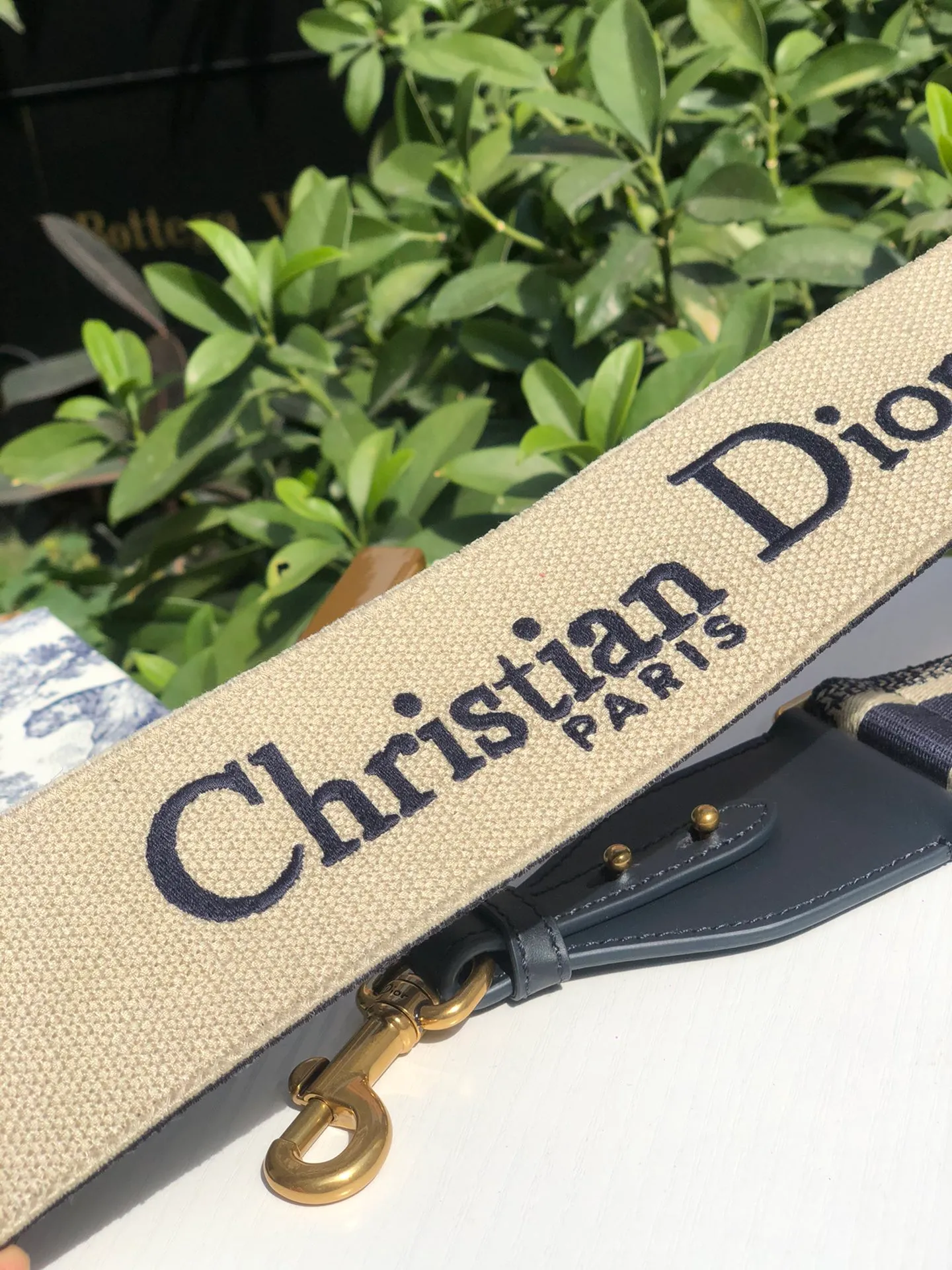 Top upgraded version 💰600 Size: 95 cm x 6 cm DIOR* classic blue logo shoulder strap! ! Original factory channels! Imported matte cotton thread embroidery, imported pure copper hardware, handmade craftsmanship! A shoulder strap can sell for nearly RMB 10,000. It is of counter quality and is still valuable even if you sell it second-hand! DIO*R's embroidered shoulder strap is a unique accessory, featuring the "Christian Dior" signature in the center and black cowhide leather outlines on the sides. Comes with vintage gold metal hooks on both ends! ! Not only can it be matched with any DIOR handbag to show your individual style! It can also be paired with other handbags! It can add artistic characteristics to every bag and express an extraordinary aura! !
