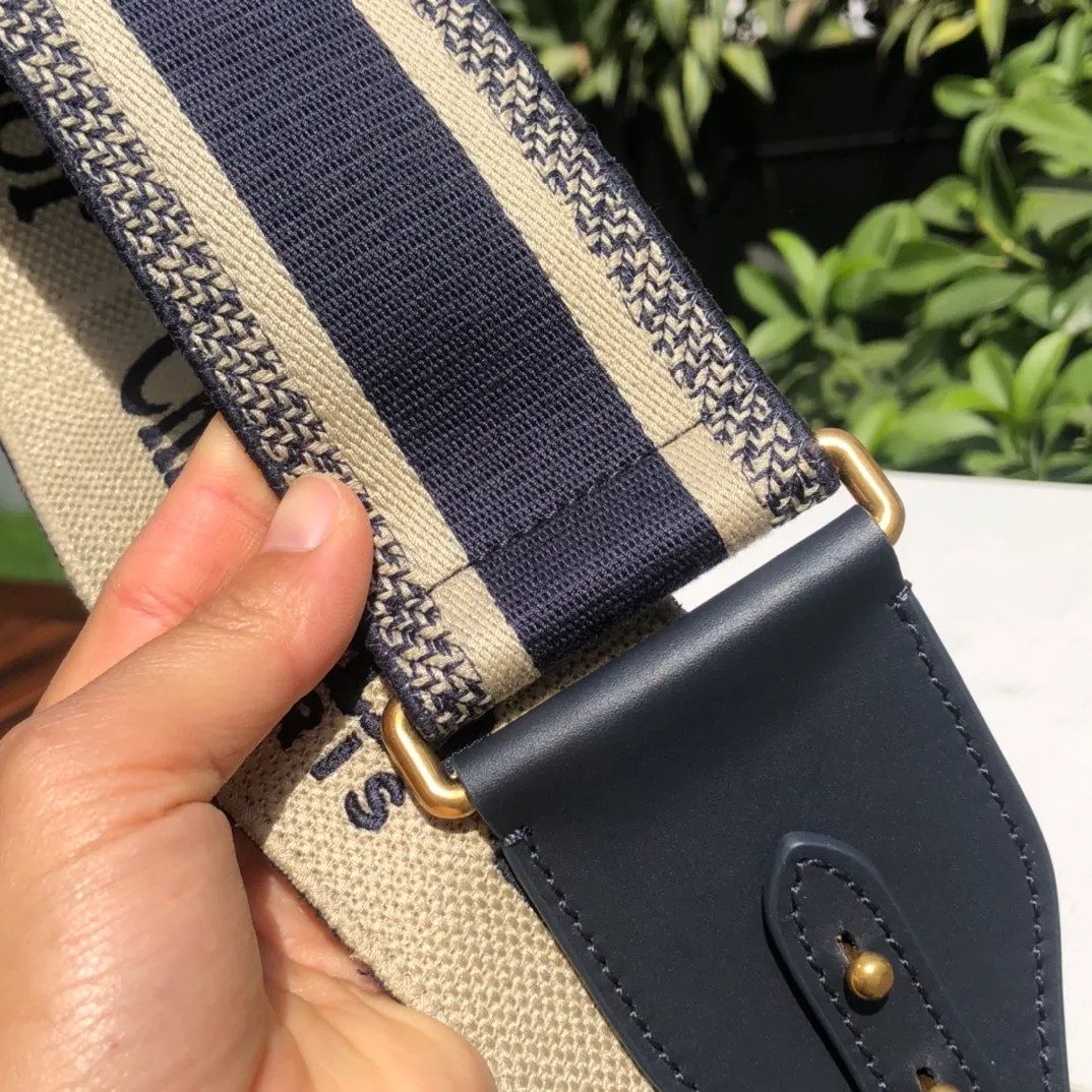 Top upgraded version 💰600 Size: 95 cm x 6 cm DIOR* classic blue logo shoulder strap! ! Original factory channels! Imported matte cotton thread embroidery, imported pure copper hardware, handmade craftsmanship! A shoulder strap can sell for nearly RMB 10,000. It is of counter quality and is still valuable even if you sell it second-hand! DIO*R's embroidered shoulder strap is a unique accessory, featuring the "Christian Dior" signature in the center and black cowhide leather outlines on the sides. Comes with vintage gold metal hooks on both ends! ! Not only can it be matched with any DIOR handbag to show your individual style! It can also be paired with other handbags! It can add artistic characteristics to every bag and express an extraordinary aura! !