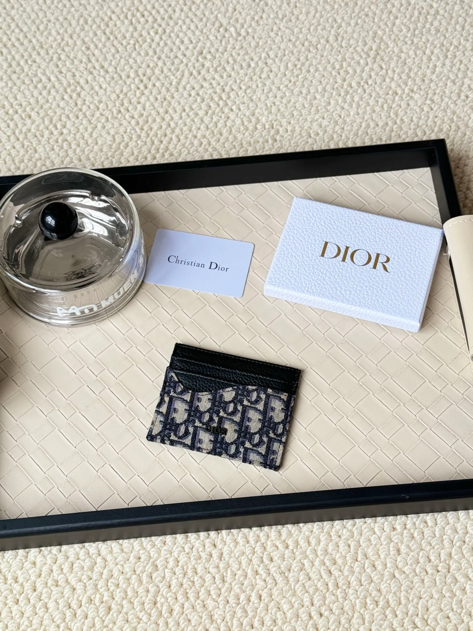💰110 Men's Dior card holder is elegant and refined😍 Carefully made of cowhide [strong]. There are 3 card slots on each side and 1 card slot on the top, which is exquisite and exquisite in shape. Style number: CH164 Size: 10*8cm