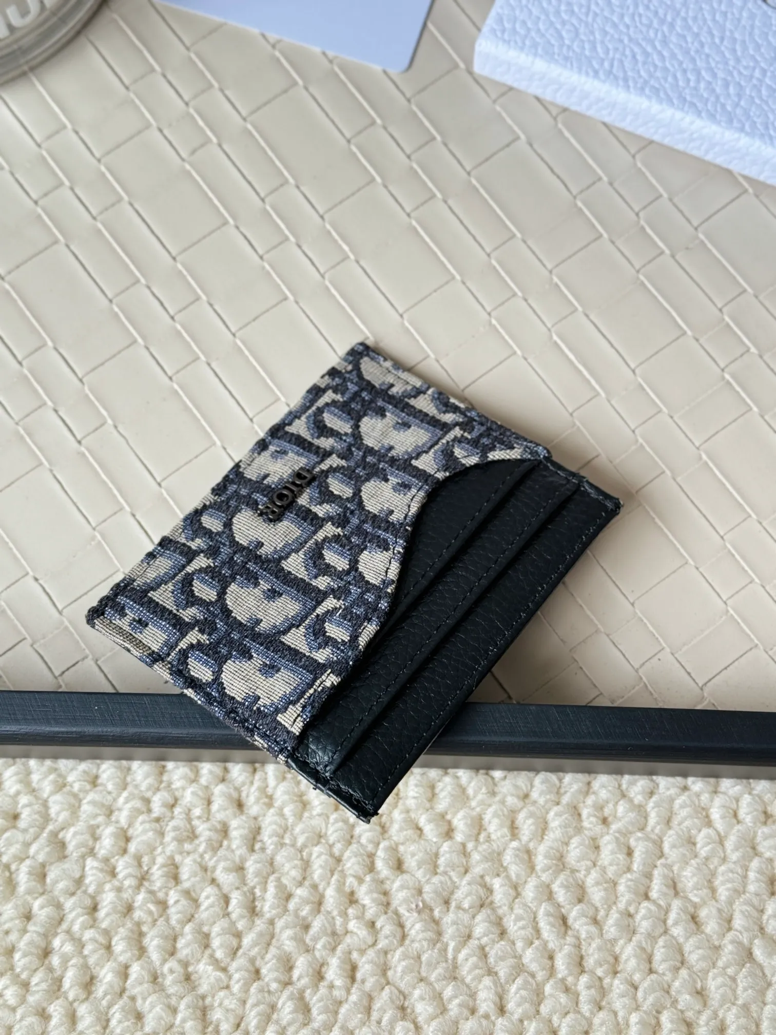 💰110 Men's Dior card holder is elegant and refined😍 Carefully made of cowhide [strong]. There are 3 card slots on each side and 1 card slot on the top, which is exquisite and exquisite in shape. Style number: CH164 Size: 10*8cm