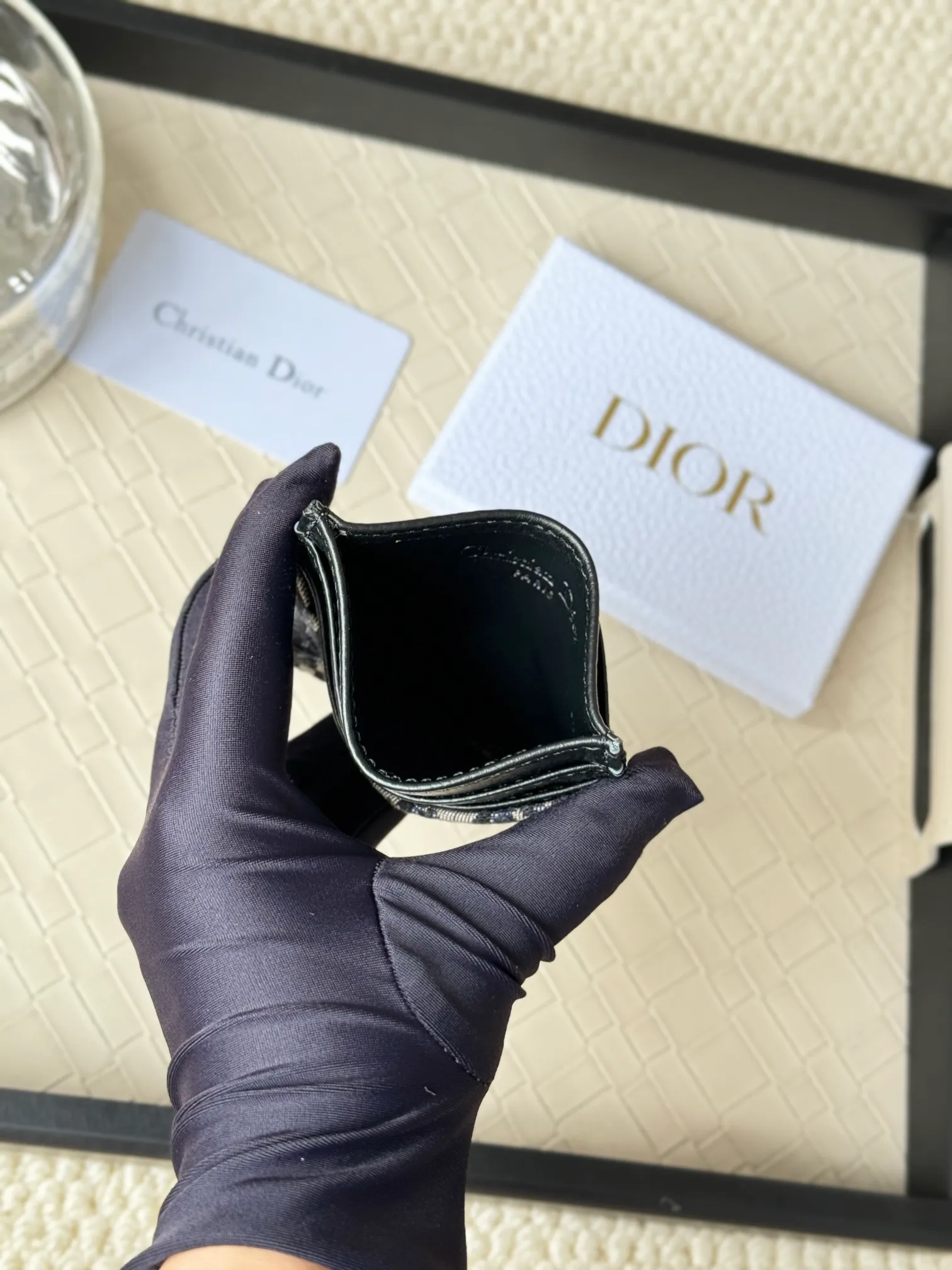 💰110 Men's Dior card holder is elegant and refined😍 Carefully made of cowhide [strong]. There are 3 card slots on each side and 1 card slot on the top, which is exquisite and exquisite in shape. Style number: CH164 Size: 10*8cm