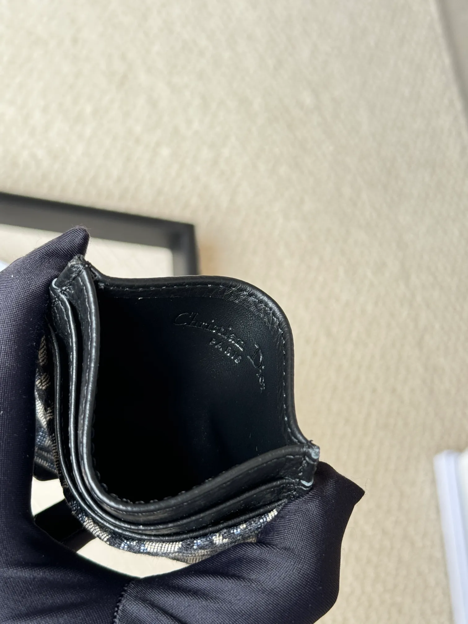 💰110 Men's Dior card holder is elegant and refined😍 Carefully made of cowhide [strong]. There are 3 card slots on each side and 1 card slot on the top, which is exquisite and exquisite in shape. Style number: CH164 Size: 10*8cm