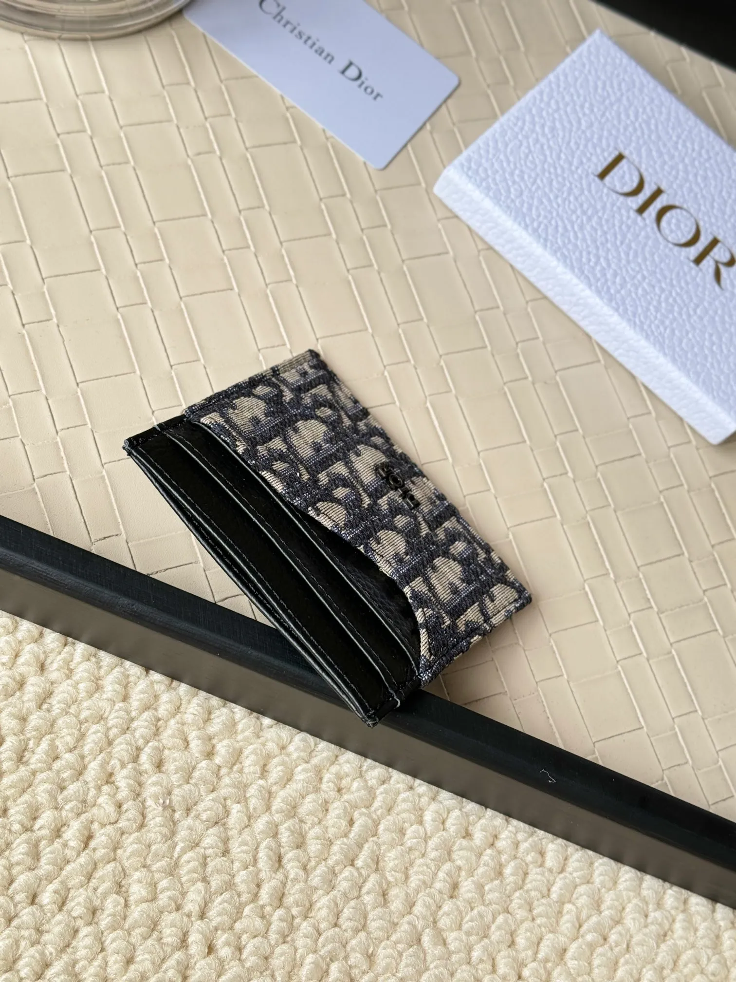 💰110 Men's Dior card holder is elegant and refined😍 Carefully made of cowhide [strong]. There are 3 card slots on each side and 1 card slot on the top, which is exquisite and exquisite in shape. Style number: CH164 Size: 10*8cm