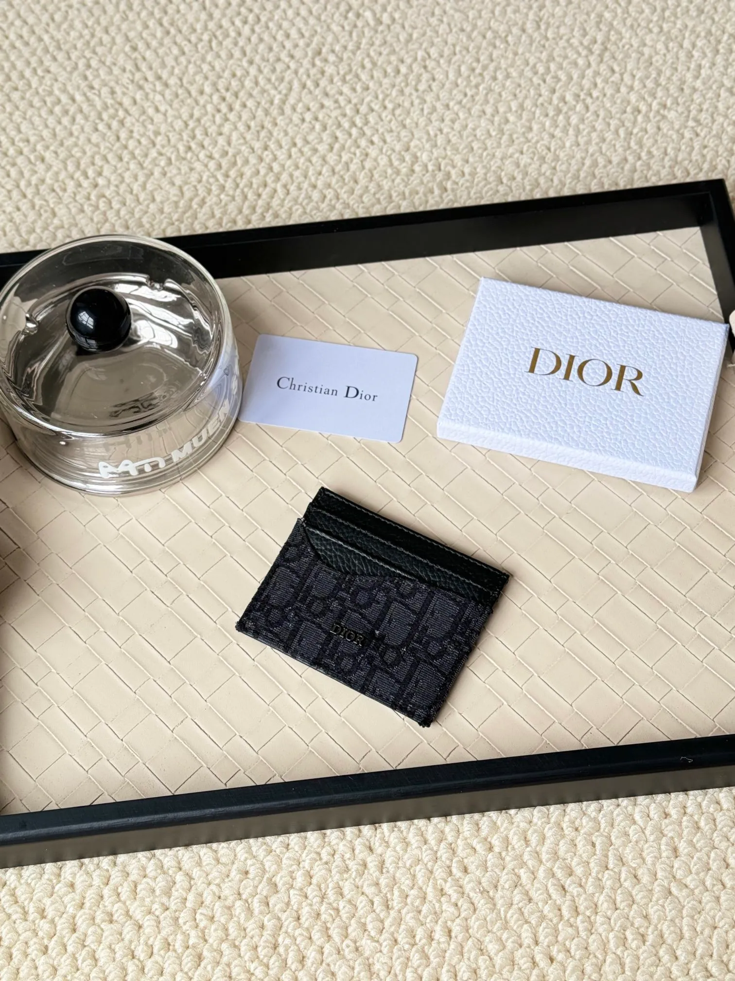 💰100 Men's Dior card holder is elegant and refined😍 Carefully made of cowhide [strong]. There are 3 card slots on each side and 1 card slot on the top, which is exquisite and exquisite in shape. Style number: CH164 Size: 10*8cm