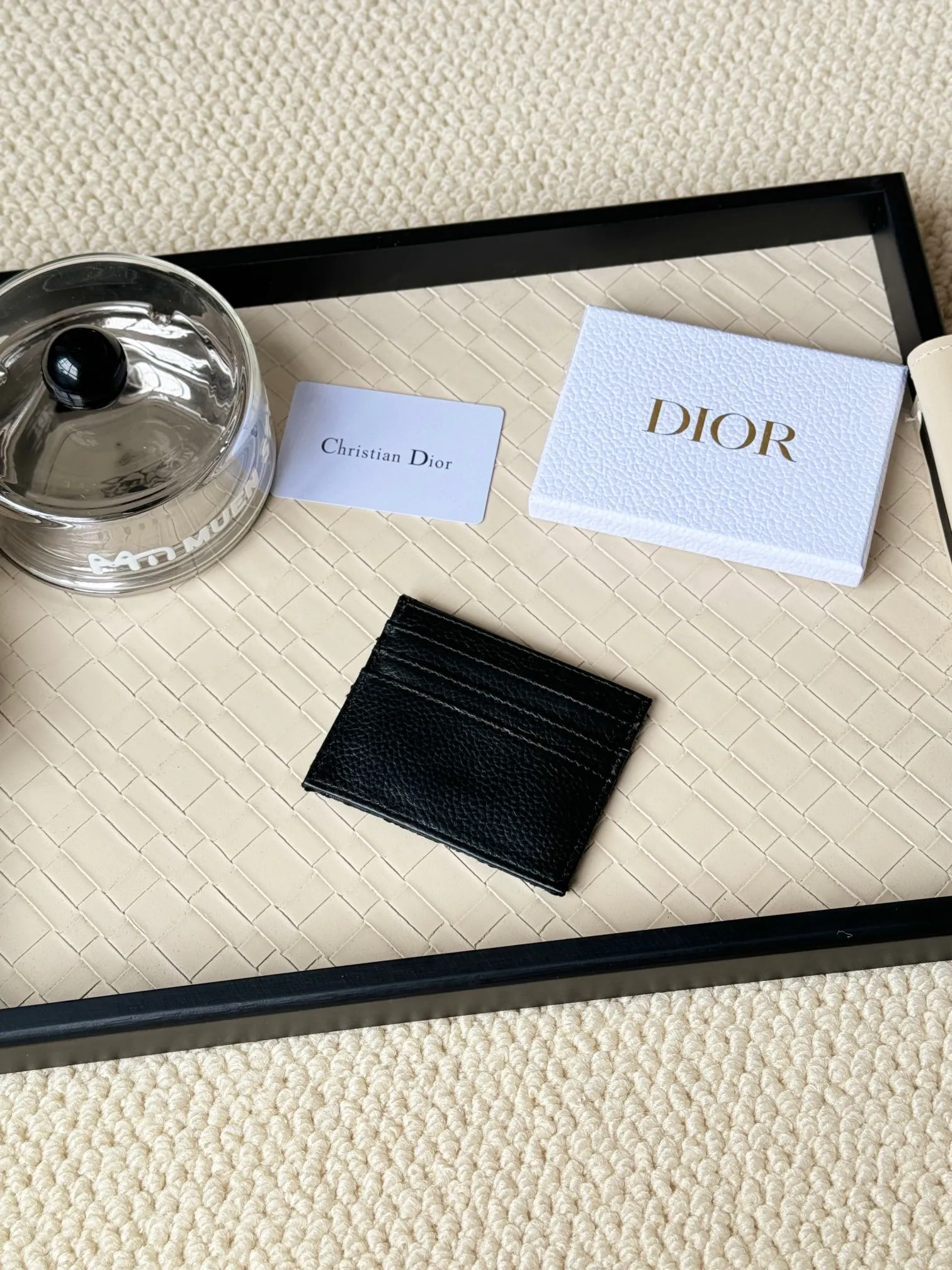 💰100 Men's Dior card holder is elegant and refined😍 Carefully made of cowhide [strong]. There are 3 card slots on each side and 1 card slot on the top, which is exquisite and exquisite in shape. Style number: CH164 Size: 10*8cm