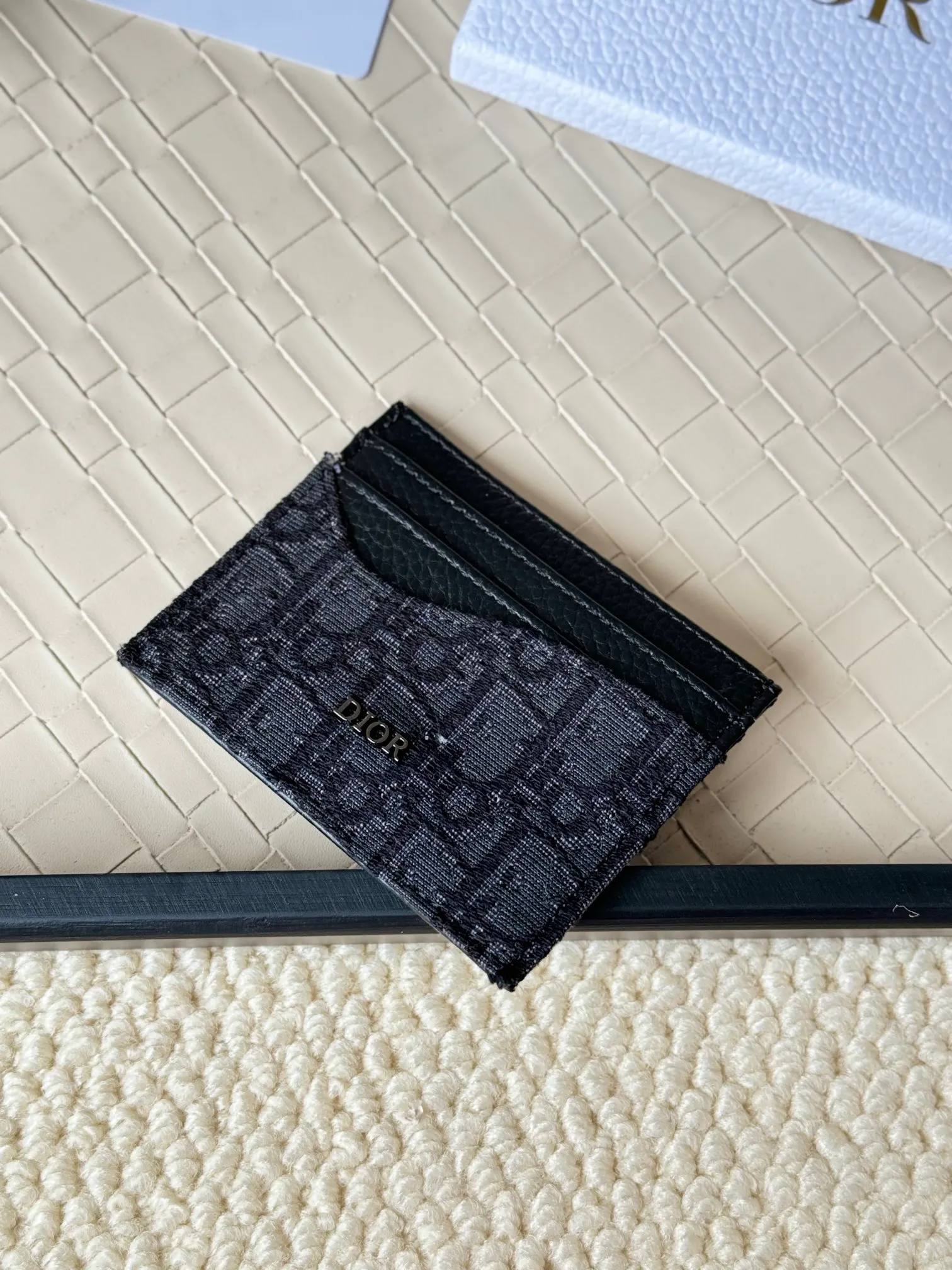 💰100 Men's Dior card holder is elegant and refined😍 Carefully made of cowhide [strong]. There are 3 card slots on each side and 1 card slot on the top, which is exquisite and exquisite in shape. Style number: CH164 Size: 10*8cm