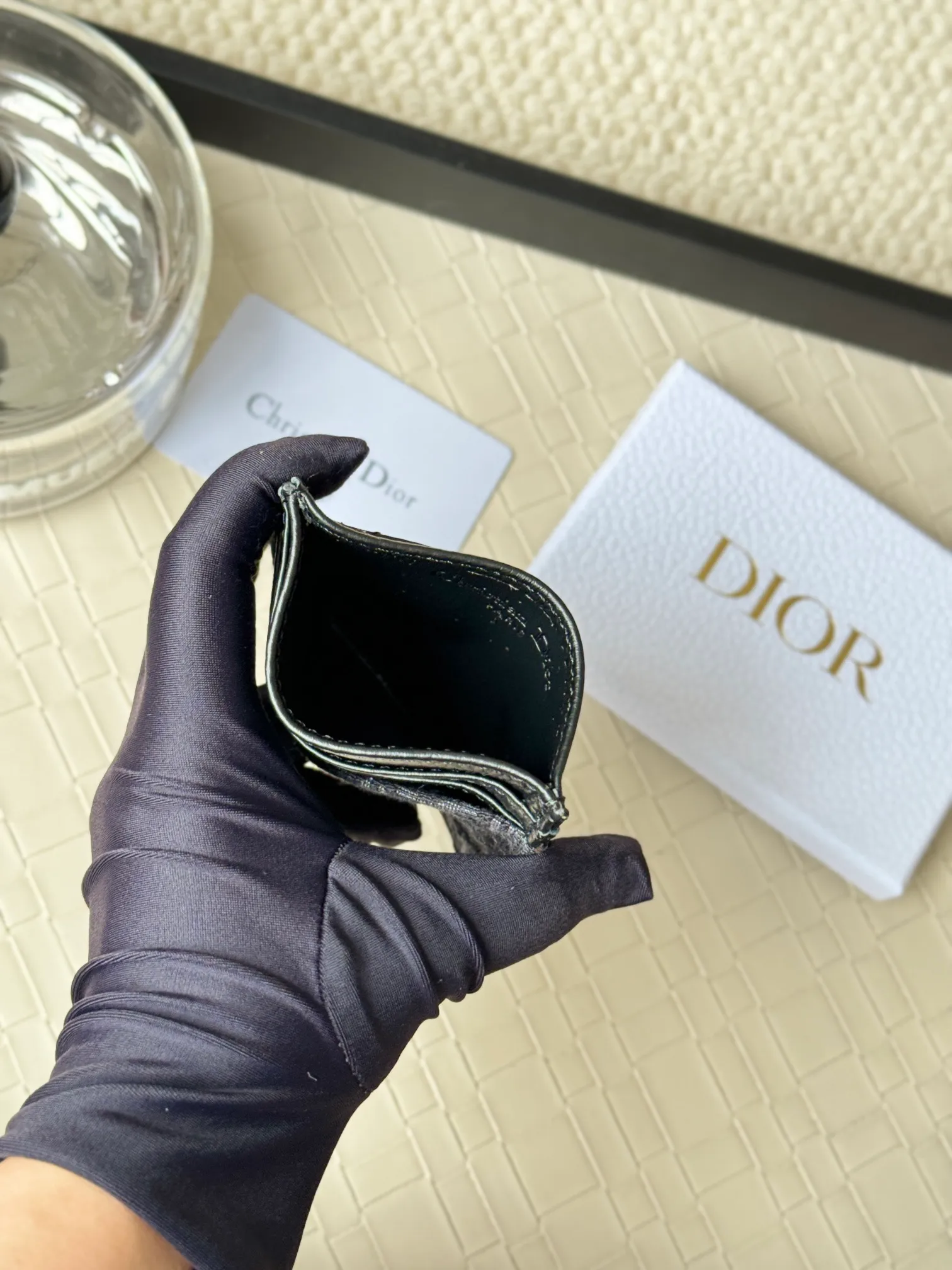 💰100 Men's Dior card holder is elegant and refined😍 Carefully made of cowhide [strong]. There are 3 card slots on each side and 1 card slot on the top, which is exquisite and exquisite in shape. Style number: CH164 Size: 10*8cm