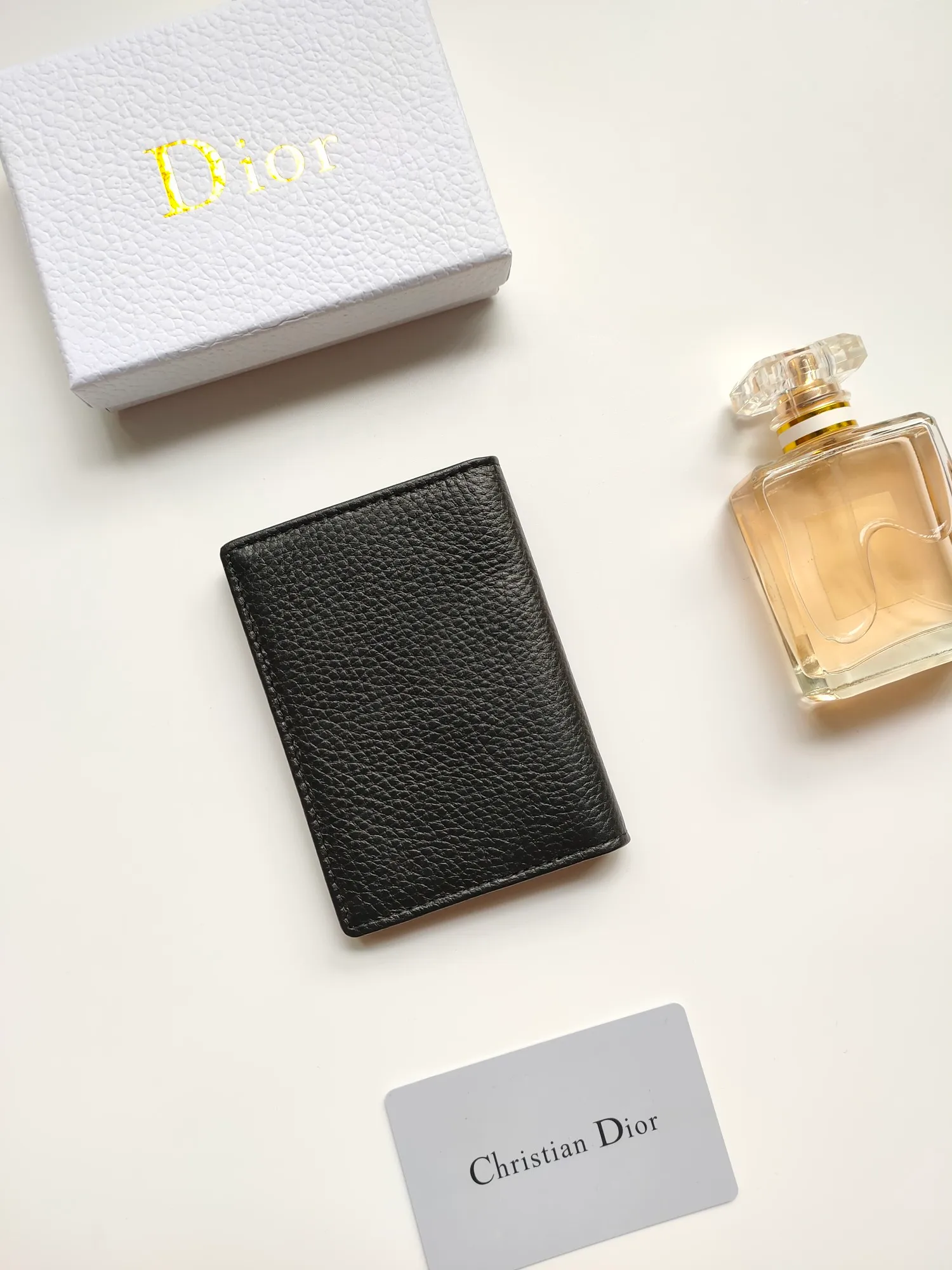 ￥100💋The newly launched bi-fold card holder for autumn 2023 is an elegant accessory that demonstrates Dior’s exquisite craftsmanship. Crafted from black inlaid grained calfskin, this card holder is detailed with beige and black Oblique print fabric details that accentuate the classic saddle silhouette. There are three card slots on each side and two compartments for storing bills and cash. Elegantly styled with a metal-clad brass Dior signature on the front, it fits easily into any pocket. Style number: CH169 Size: 8.2*11.2cm