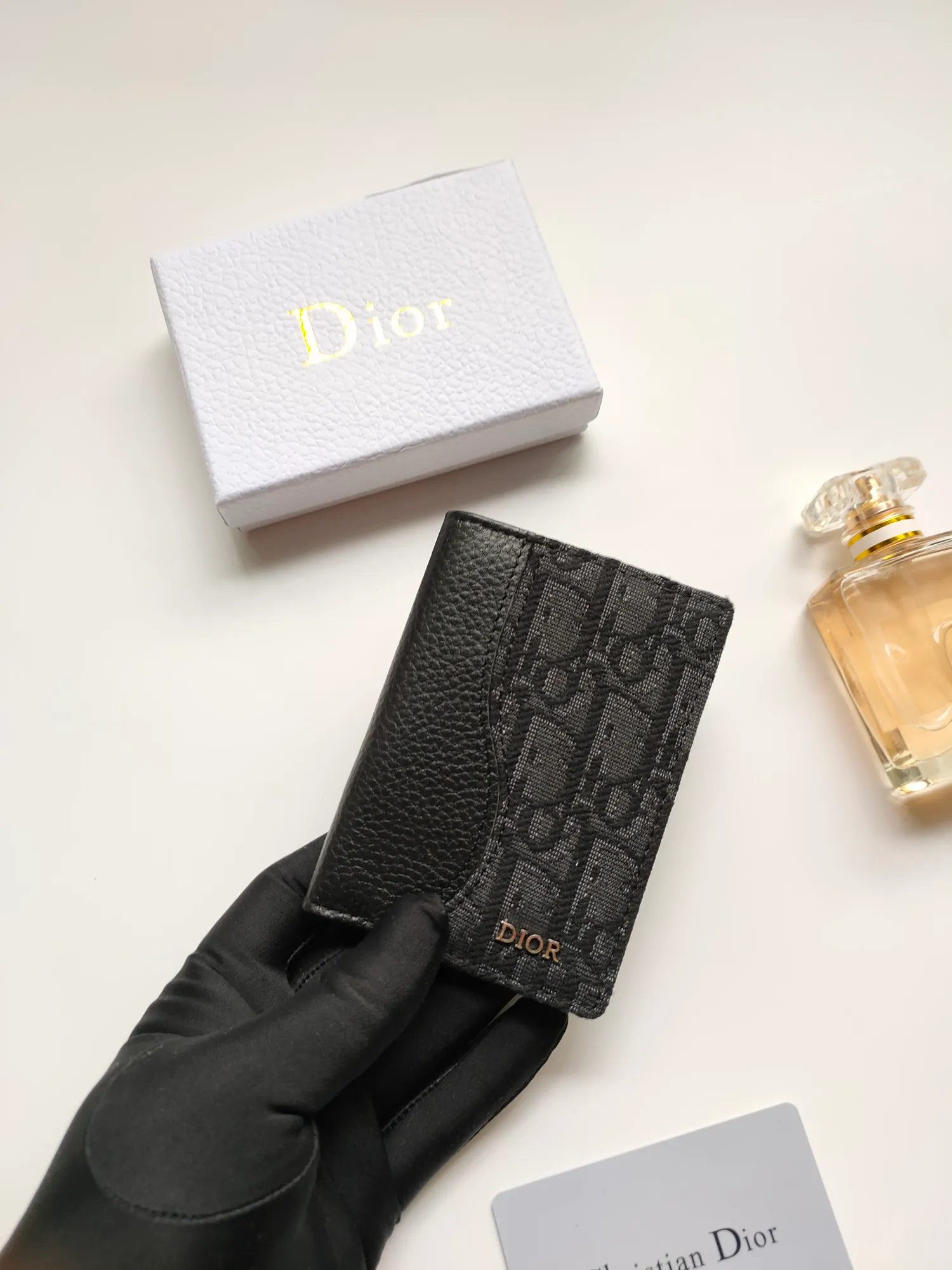 ￥100💋The newly launched bi-fold card holder for autumn 2023 is an elegant accessory that demonstrates Dior’s exquisite craftsmanship. Crafted from black inlaid grained calfskin, this card holder is detailed with beige and black Oblique print fabric details that accentuate the classic saddle silhouette. There are three card slots on each side and two compartments for storing bills and cash. Elegantly styled with a metal-clad brass Dior signature on the front, it fits easily into any pocket. Style number: CH169 Size: 8.2*11.2cm
