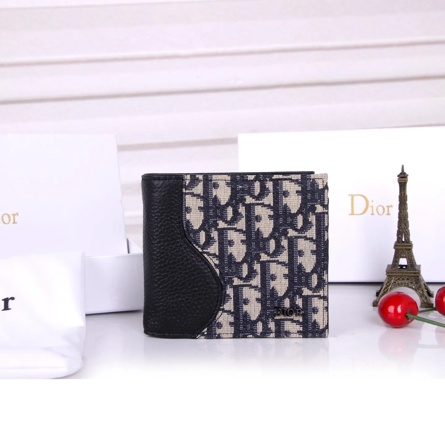 💰130 Style No.: 908-1 Brand: Dior Color: Black Size: 11*10*1.5 Description: The latest models from Dior counters are now available! Synchronized with the official website, exquisitely handmade, photographed in kind, suitable for both men and women!
