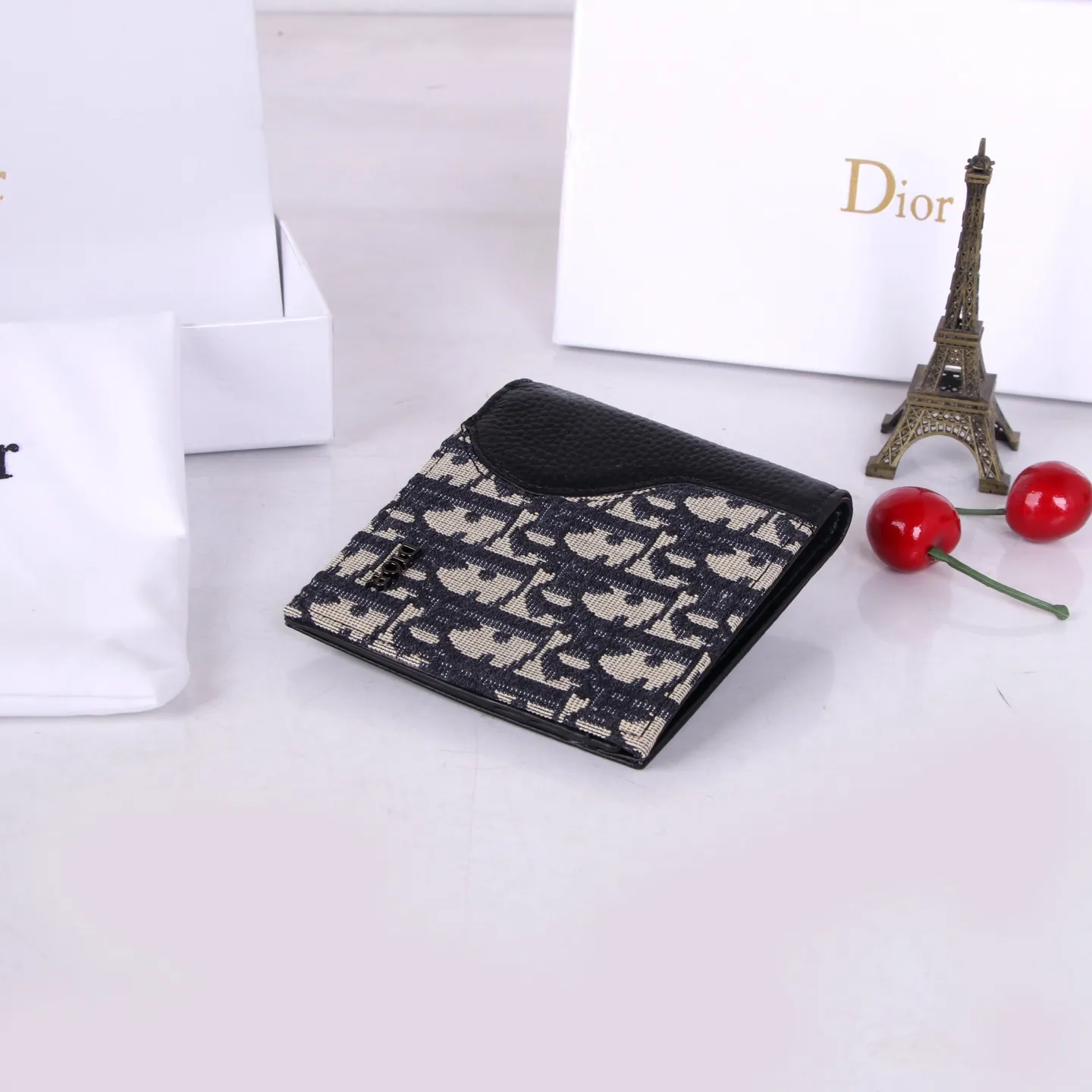 💰130 Style No.: 908-1 Brand: Dior Color: Black Size: 11*10*1.5 Description: The latest models from Dior counters are now available! Synchronized with the official website, exquisitely handmade, photographed in kind, suitable for both men and women!