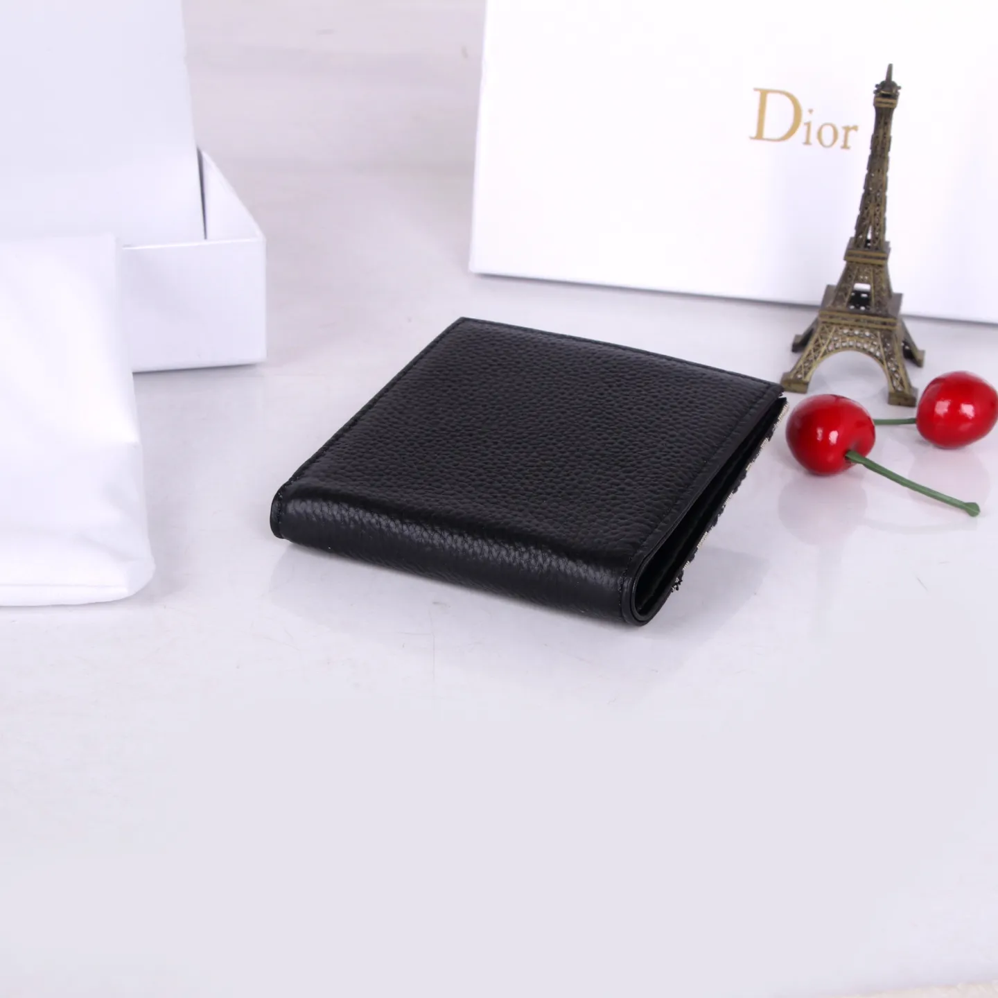 💰130 Style No.: 908-1 Brand: Dior Color: Black Size: 11*10*1.5 Description: The latest models from Dior counters are now available! Synchronized with the official website, exquisitely handmade, photographed in kind, suitable for both men and women!