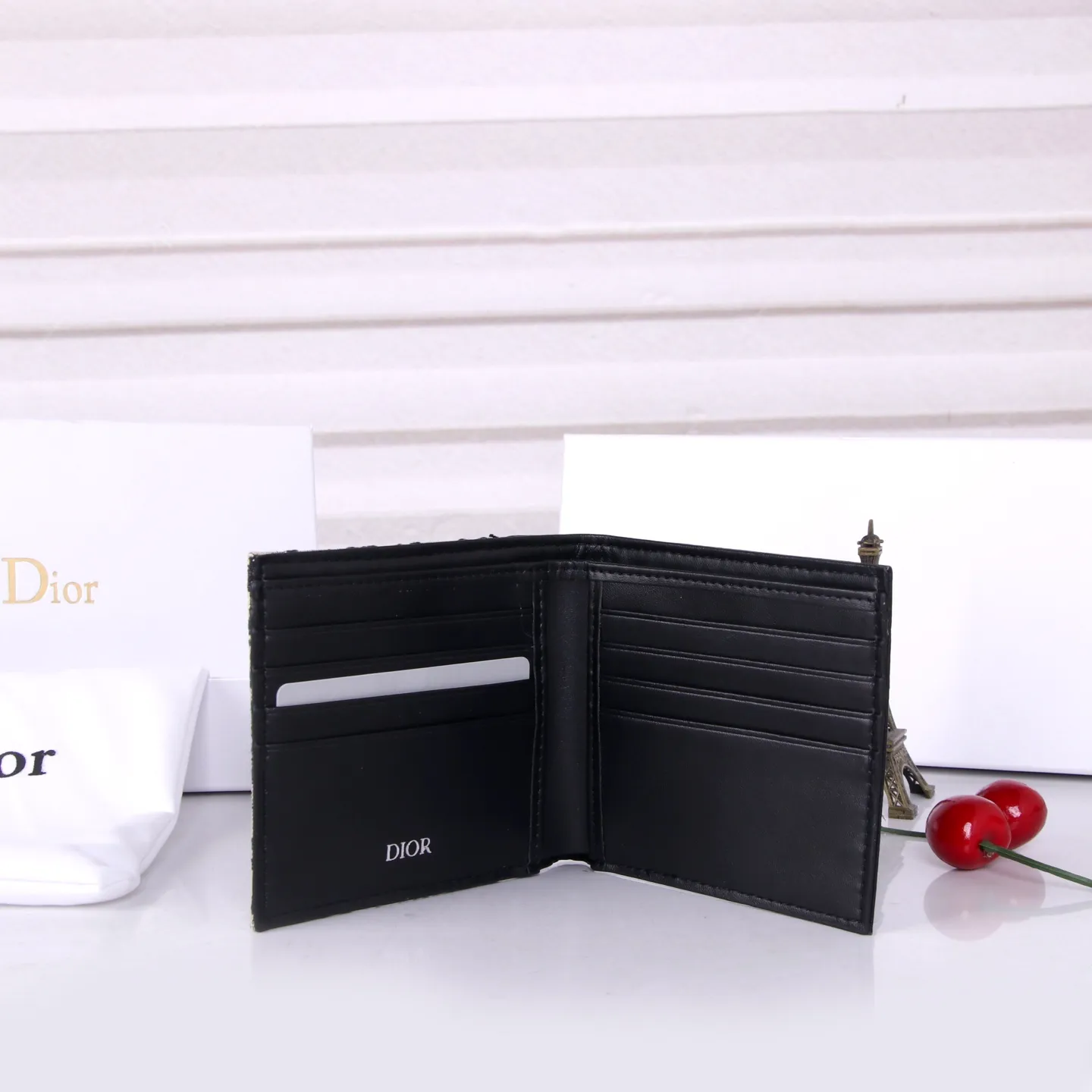 💰130 Style No.: 908-1 Brand: Dior Color: Black Size: 11*10*1.5 Description: The latest models from Dior counters are now available! Synchronized with the official website, exquisitely handmade, photographed in kind, suitable for both men and women!
