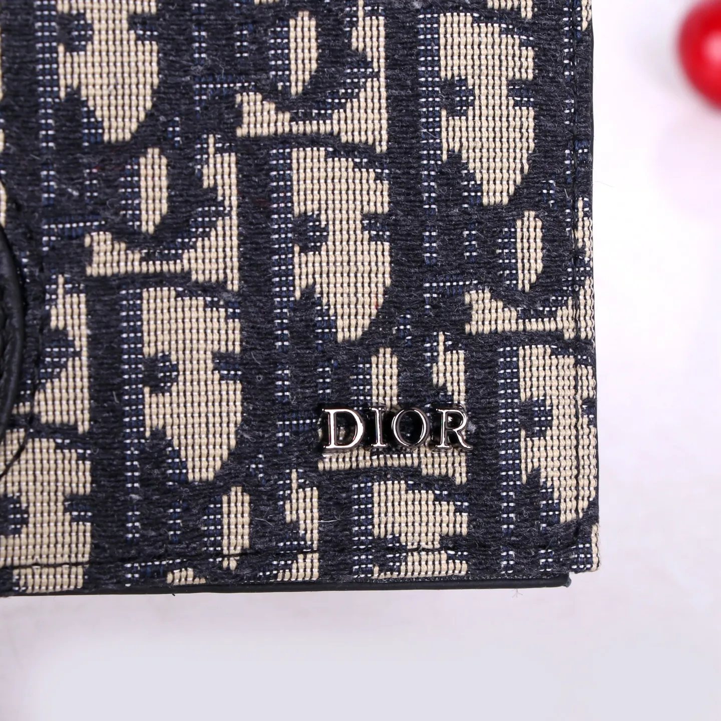 💰130 Style No.: 908-1 Brand: Dior Color: Black Size: 11*10*1.5 Description: The latest models from Dior counters are now available! Synchronized with the official website, exquisitely handmade, photographed in kind, suitable for both men and women!
