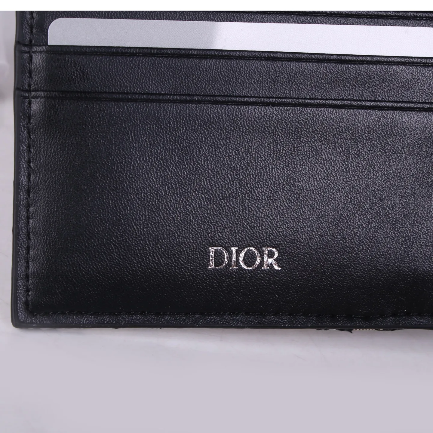 💰130 Style No.: 908-1 Brand: Dior Color: Black Size: 11*10*1.5 Description: The latest models from Dior counters are now available! Synchronized with the official website, exquisitely handmade, photographed in kind, suitable for both men and women!
