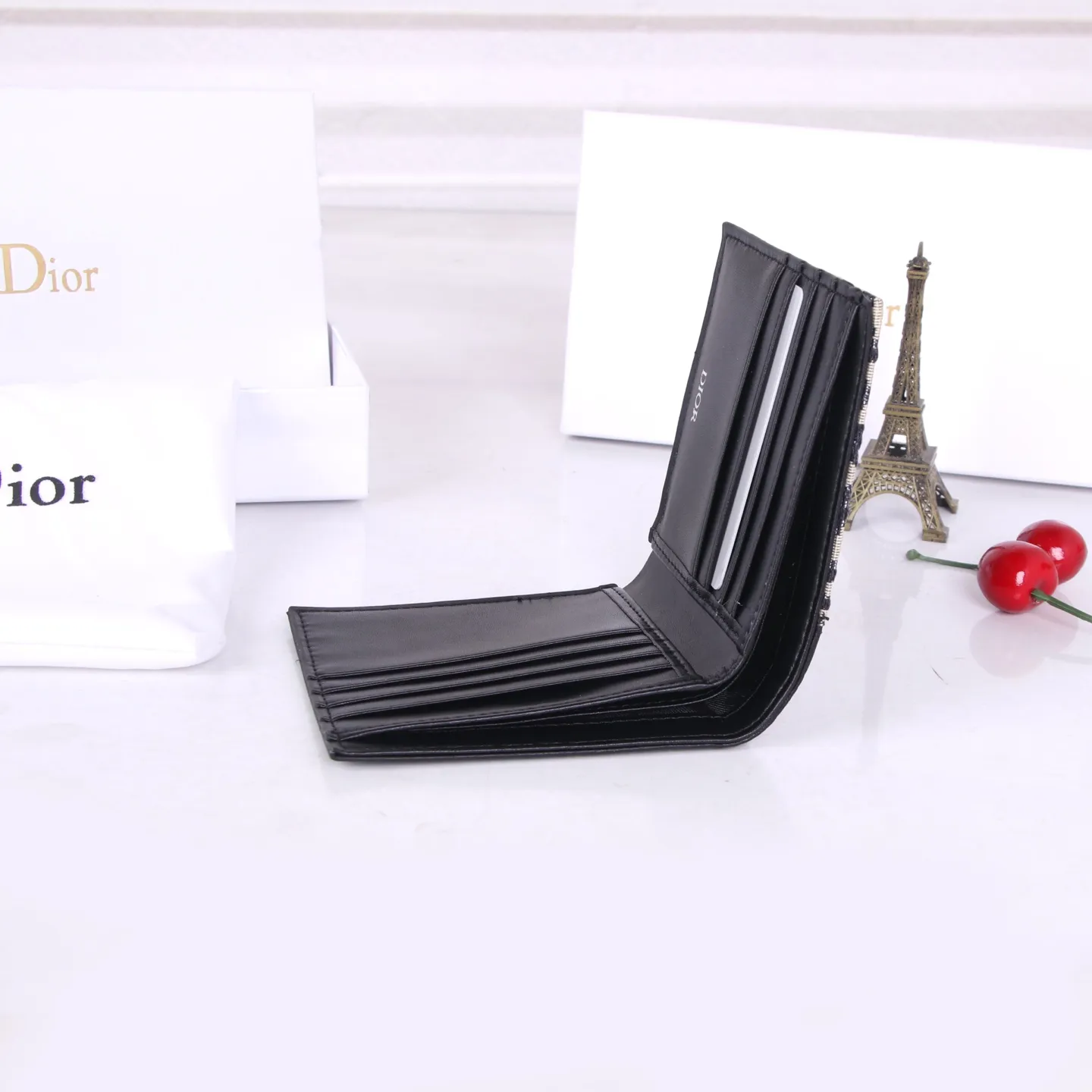 💰130 Style No.: 908-1 Brand: Dior Color: Black Size: 11*10*1.5 Description: The latest models from Dior counters are now available! Synchronized with the official website, exquisitely handmade, photographed in kind, suitable for both men and women!