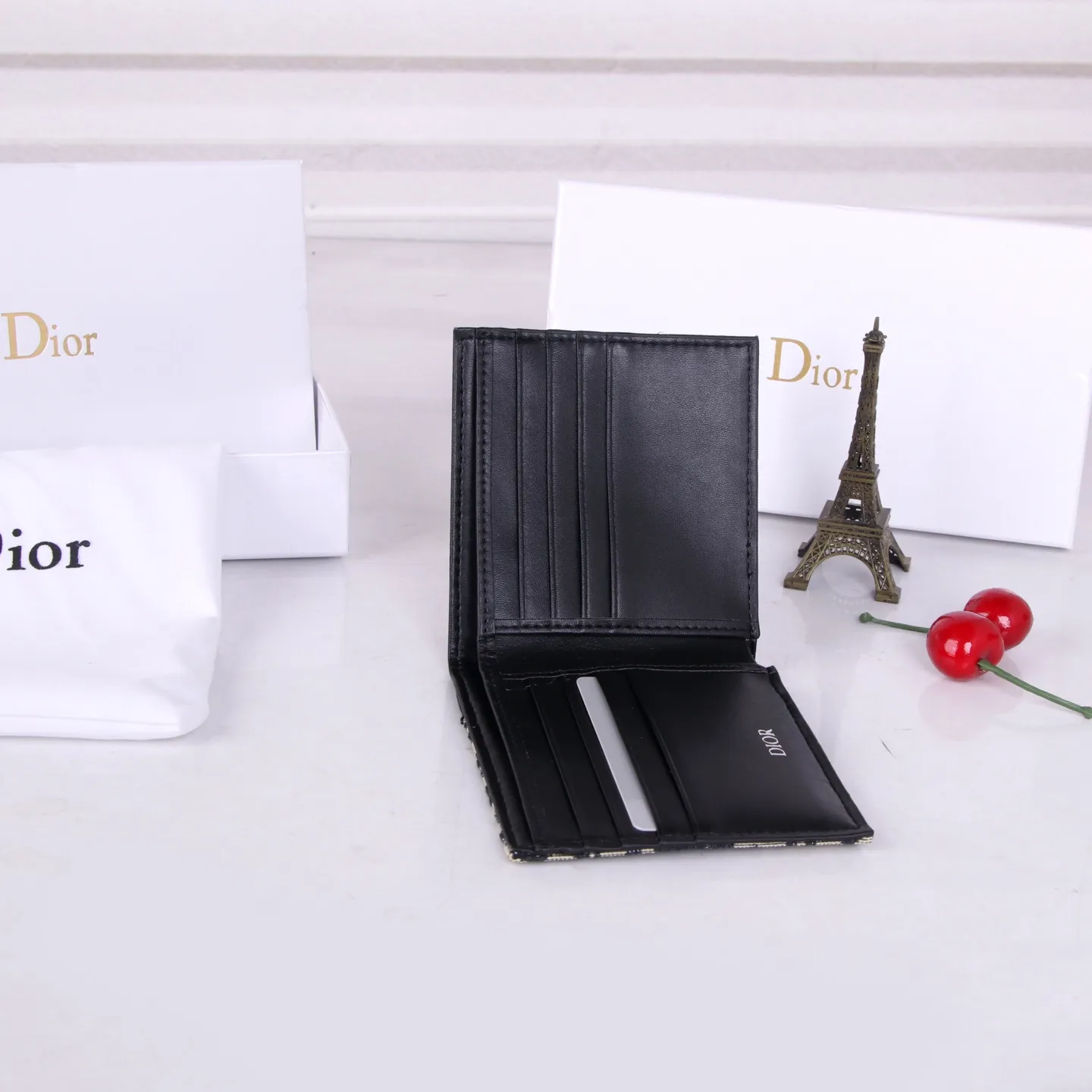 💰130 Style No.: 908-1 Brand: Dior Color: Black Size: 11*10*1.5 Description: The latest models from Dior counters are now available! Synchronized with the official website, exquisitely handmade, photographed in kind, suitable for both men and women!