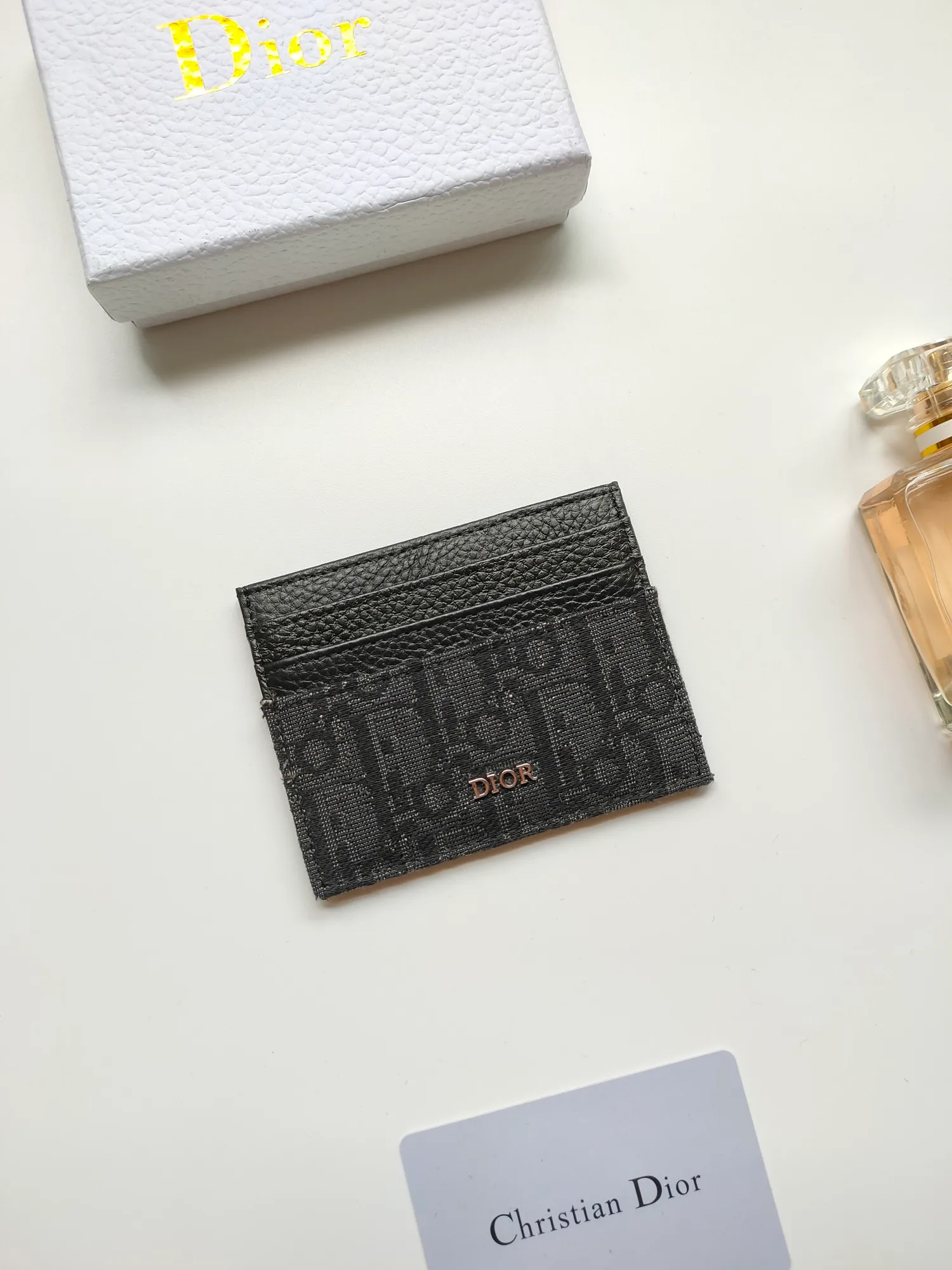 ￥90 [Rose] This Dior card holder is elegant and refined 😍 Carefully made of Dior jacquard fabric and cowhide [strong] decorated with Oblique print. There are 3 card slots on each side and 1 card slot on the top, which is exquisite and exquisite in shape. Style number: C135 Size: 10*8cm