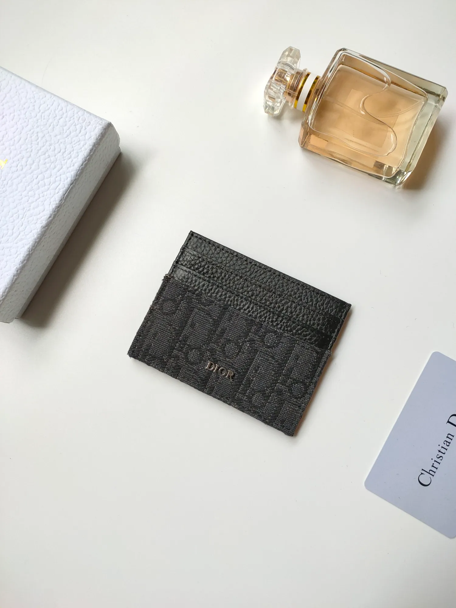 ￥90 [Rose] This Dior card holder is elegant and refined 😍 Carefully made of Dior jacquard fabric and cowhide [strong] decorated with Oblique print. There are 3 card slots on each side and 1 card slot on the top, which is exquisite and exquisite in shape. Style number: C135 Size: 10*8cm