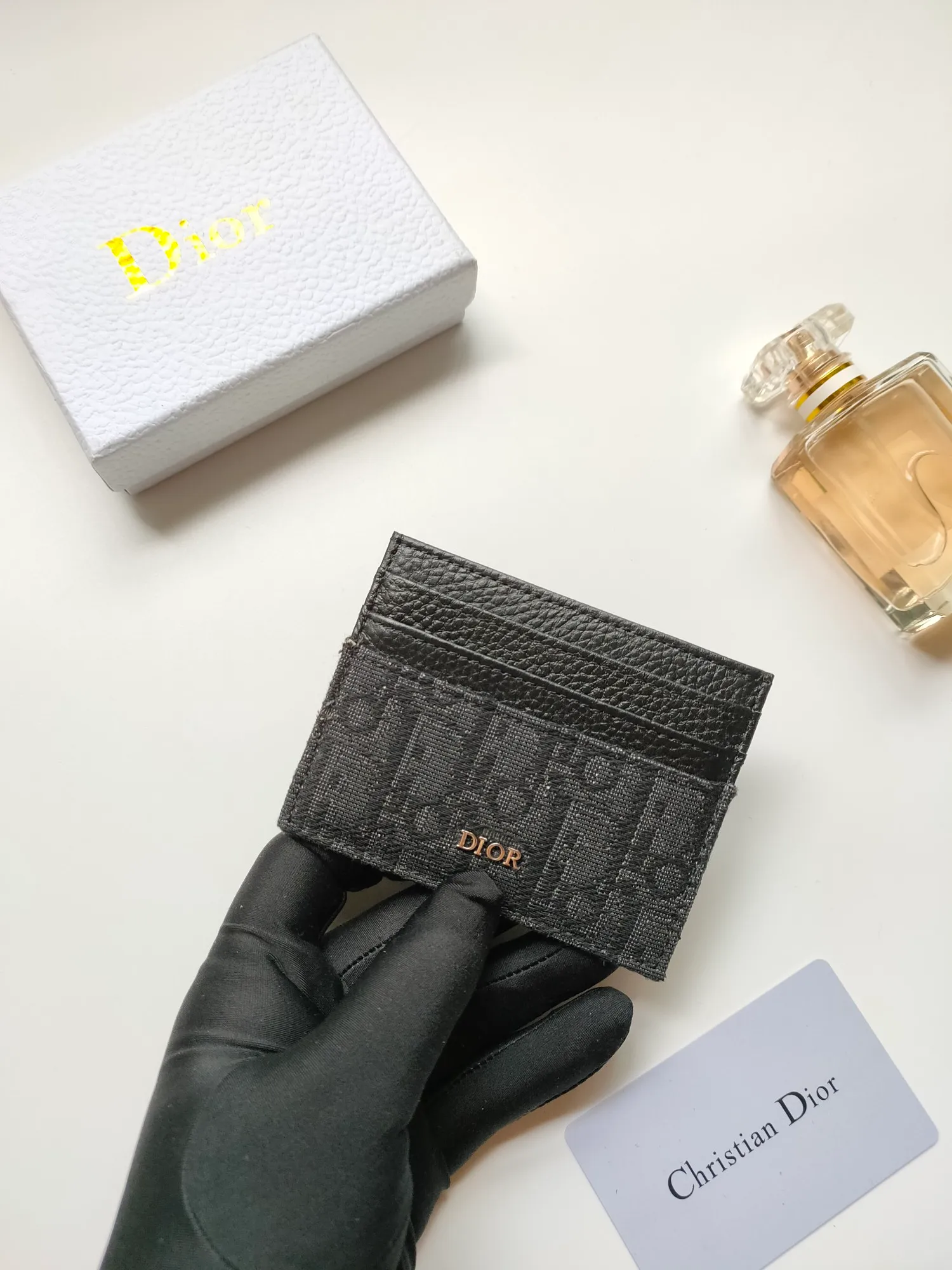 ￥90 [Rose] This Dior card holder is elegant and refined 😍 Carefully made of Dior jacquard fabric and cowhide [strong] decorated with Oblique print. There are 3 card slots on each side and 1 card slot on the top, which is exquisite and exquisite in shape. Style number: C135 Size: 10*8cm