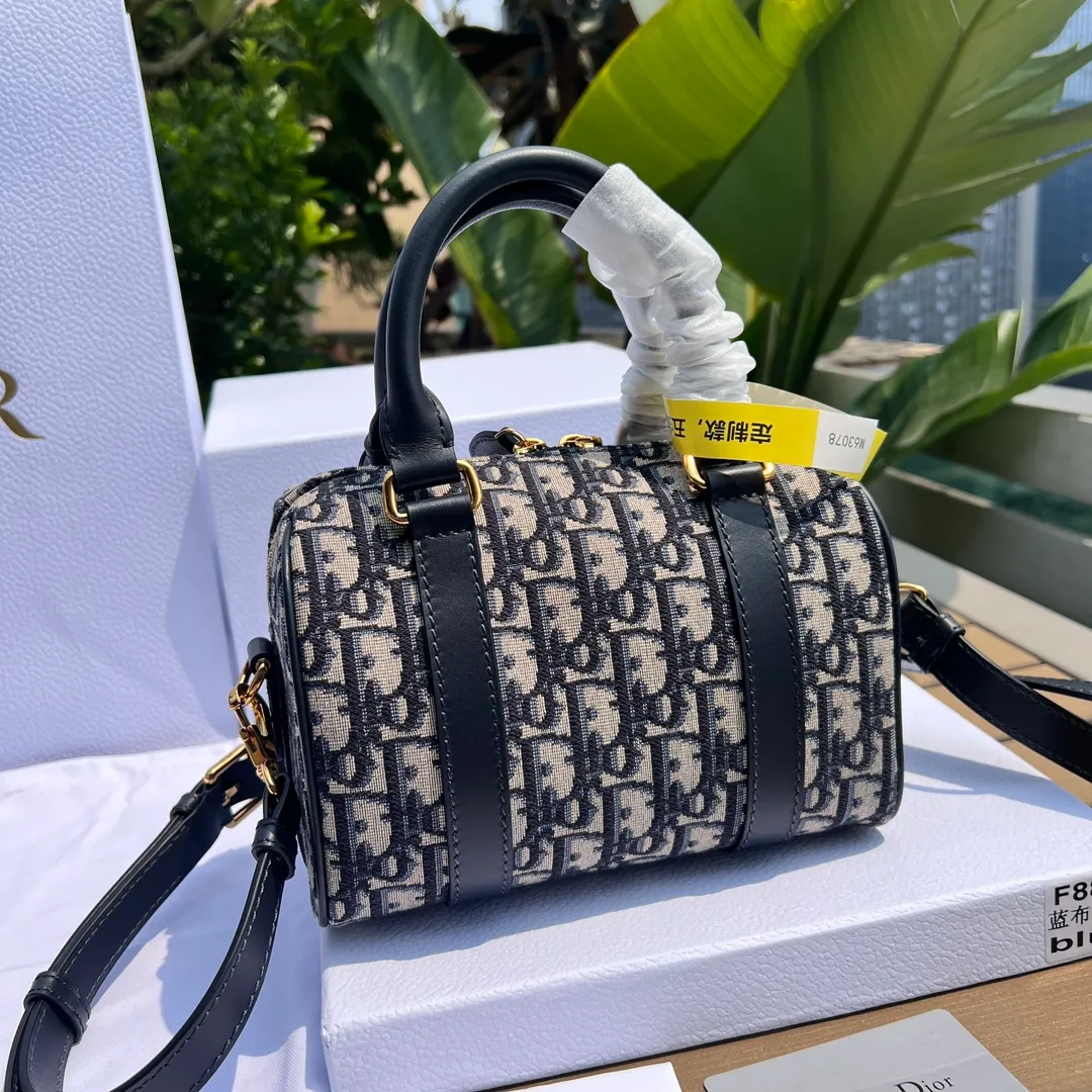 ❗️❗️❗️Free shipping with SF Express for year-end event❗️❗️❗️💰1500 Size: 20.5×13.5×12cm Dior overseas channel resources specially provide Boston 20cm handbag❗️ This Dior Groove 20 handbag is a new product of the 2024 winter ready-to-wear series, designed by Maria Grazia Chiuri) design, elegant and fashionable. Crafted from blue Oblique print fabric, the leather key pouch is uniquely embellished with the Christian Dior 💰aris signature and embellished with gold-finished stars. The zippered padlock opens with a key, and the spacious compartments feature a slip pocket and a zippered pocket for everyday essentials. Featuring a leather top handle and adjustable and removable shoulder strap, it can be worn by hand, over the shoulder or cross-body, making it the ideal bag for everyday looks.